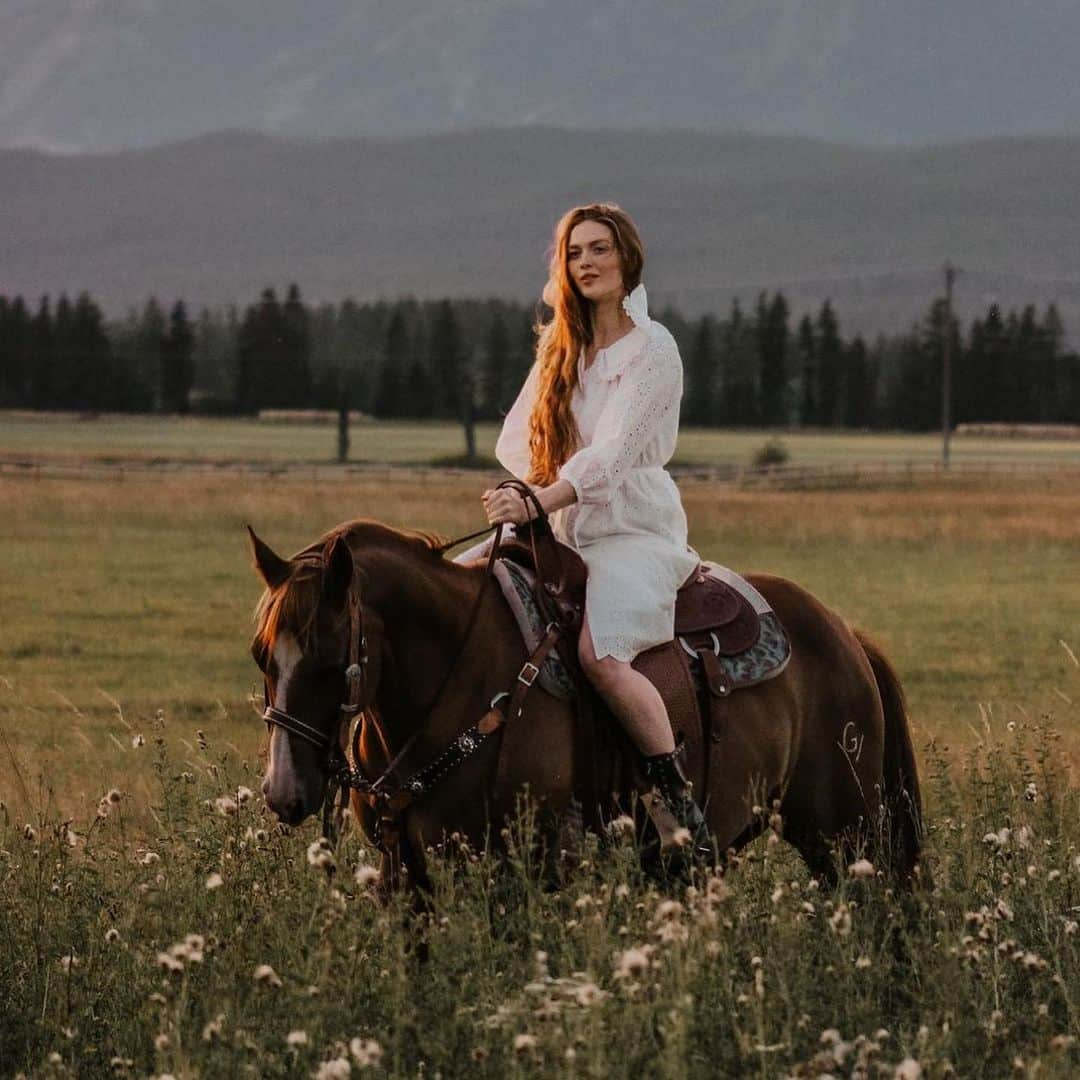 マヌーシュのインスタグラム：「@larsenthompson is a #ManoushGirl 🐎💕  Larsen wears a sublime dress from our previous collection. If you too are looking for pieces from previous collections, don't hesitate to write us a DM!  We'll try to help you find your treasure 💖」