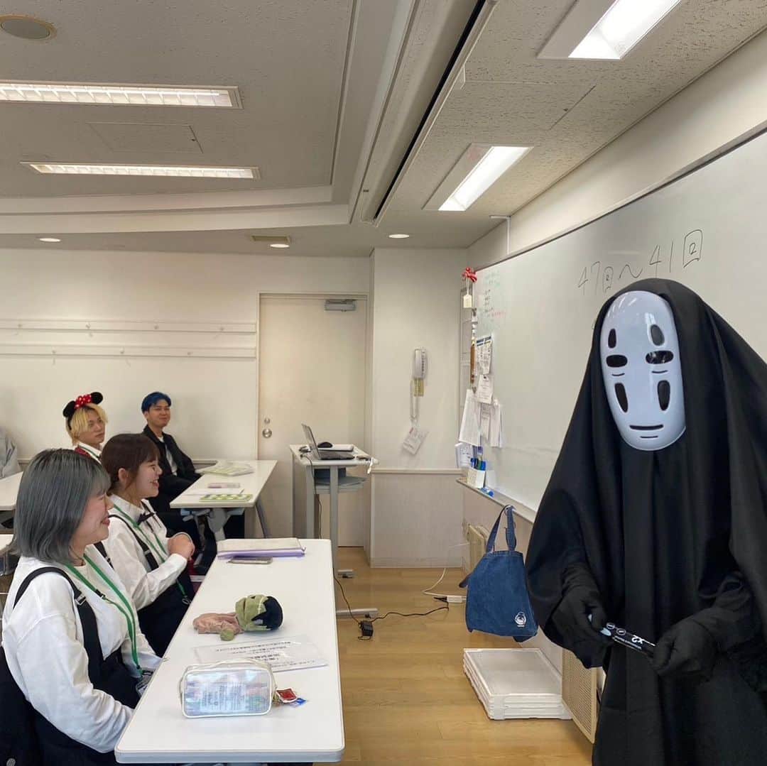 東京ビューティーアート専門学校さんのインスタグラム写真 - (東京ビューティーアート専門学校Instagram)「校内ハロウィンイベント🎃2023  今年も大人気の校内ハロウィンイベントが開催されます🎃  各クラスで仮装日を決めてます！ もちろん先生も全力で仮装をしてイベントを盛り上げています🥺✊🏻 イベントの様子はぜひストーリーを見てみてください🥳  また10/29(日)に高校生向けのハロウィンイベントを開催します！！ 2つ体験が選べるイベントで、さらにやってもらう体験もあります😳🧡  .  詳しくはHP/プロフィールから🤲🏻 𝗧𝗼𝗸𝘆𝗼𝗕✖𝗮𝗿𝘁 @tokyo_beauty_art_college  .  #今日の東京ビューティーライフ #東京ビューティーアート #美容学生 #美容専門学校 #三幸学園 #jk #fjk #sjk #ljk #ヘアメ #エステ #ネイルデザイン #美容 #ハロウィン #ハロウィン仮装 #メイク  #モデル #トータルビューティ #美容好きな人と繋がりたい #美容学生の日常 #美容学生の休日 #お洒落さんと繋がりたい #知る専 #美容学生あるある #ハロウィンコスプレ #美容学生と繋がりたい #美容学生さんと繋がりたい #美容学生の放課後 #美容業界で働く#オープンキャンパススタッフ」10月25日 18時13分 - tokyo_beauty_art_college