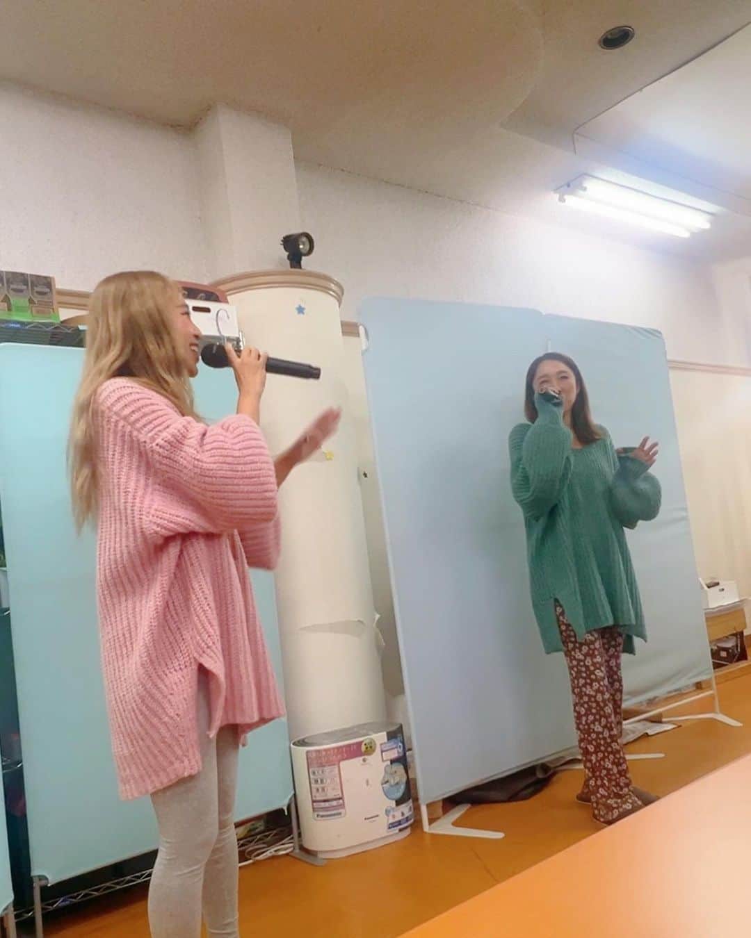 マイコ さんのインスタグラム写真 - (マイコ Instagram)「* お声がけいただき、 京都にある障害福祉施設 @2nd__lab さんへ 訪問イベントに行ってきました🚅  利用者の方に教えてもらいながら 一緒にハーバリウム作ったり、 ナツラブ聴いてもらったり、 急遽のリクエストで ひっさしぶりにハルラブまで歌わせてもらったり 話しかけてくれた方もたくさんいて 皆さんと本当に楽しい時間を 過ごさせていただきました🩷💚  施設で働いている方の中にも、 Julietの曲を聴いてくれてた方がいたり、 今でも通勤の時に聴いてくれてる方がいたり、 帰りの新幹線降りたら、 声かけてくれた子がいたり🫢  時間が経てば経つほど、 色褪せてしまうものはたくさんあるけど、 こうやってどんどん鮮やかになっていくものが ひとつでもこの手の中にあること、 それにちゃんと気付けていること、 幸せだなぁって思ったし、 これからもずっと大切にしていきたいと 思った昨日でした✨ ・ ・ ・ ・ #Juliet#京都#訪問イベント」10月25日 18時16分 - maicorori