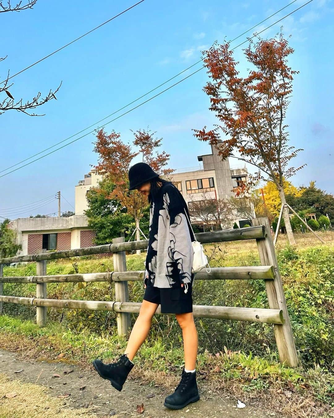 シン・ソユルのインスタグラム：「⠀ ⠀ 같이 쉬는 날. ⠀ (... 장 보러 갔는데 마트 휴무로 인한) 오늘의 짧은 데이트:) 커플 옐로부츠 신어봤다🥾 ⠀ ⠀ ⠀ ⠀ ⠀ ⠀」
