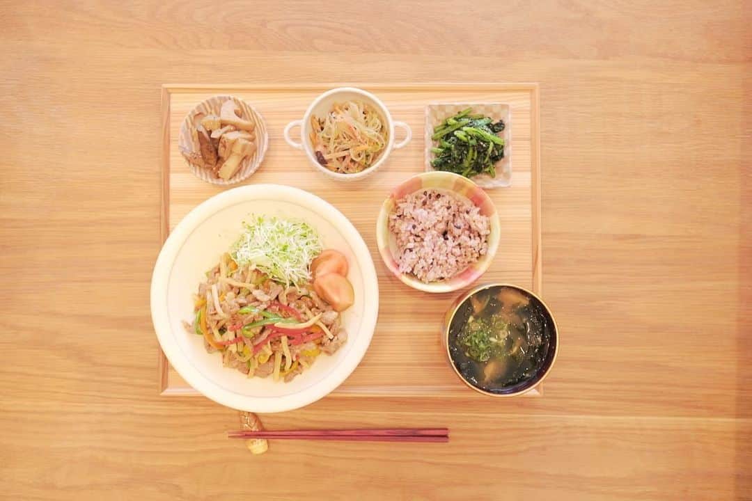 のインスタグラム：「*** 今日のごはんでした。  チンジャオロース キャベ千サラダ、トマト 蓮根とゴボウのピリ辛きんぴら 中華風春雨サラダ ほうれん草のごま和え わかめと長芋のおみそ汁 雑穀米ごはん  最近ことごとく寝落ちしちゃいます🫠」