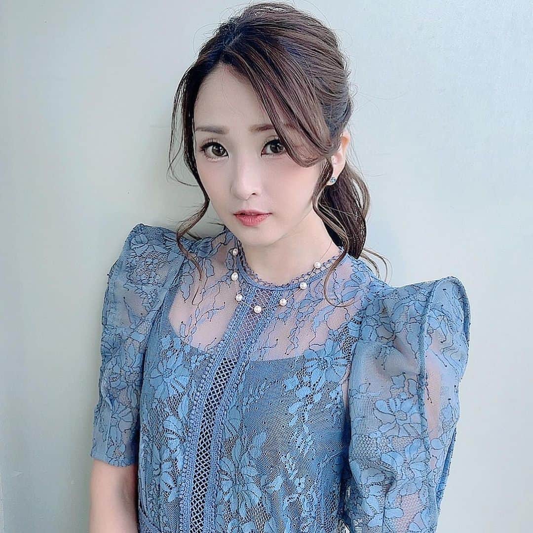 のインスタグラム：「あっきーの結婚式のヘアセットは 宇宙人芸人スタイリスト👽✨（情報量） @i_am_iwai さんにやってもらいました😆💕  岩井さんのインスタはいつも情報量が濃くておしゃれで笑  見てるだけで楽しい☺️💕  カラーもカットも頼りきりでなんとなくニュアンス伝えただけで好みの色味にしてくれるし、今回のヘアーもめちゃくちゃ好みでテンション上がりました😆💕  大切な日のイベントには頼りたくなる心強いスタイリストさんです✨  @air_aoyama   #airaoyama #青山美容室 #ヘアアレンジ #ヘアセット #結婚式ヘアアレンジ #結婚式ヘア」