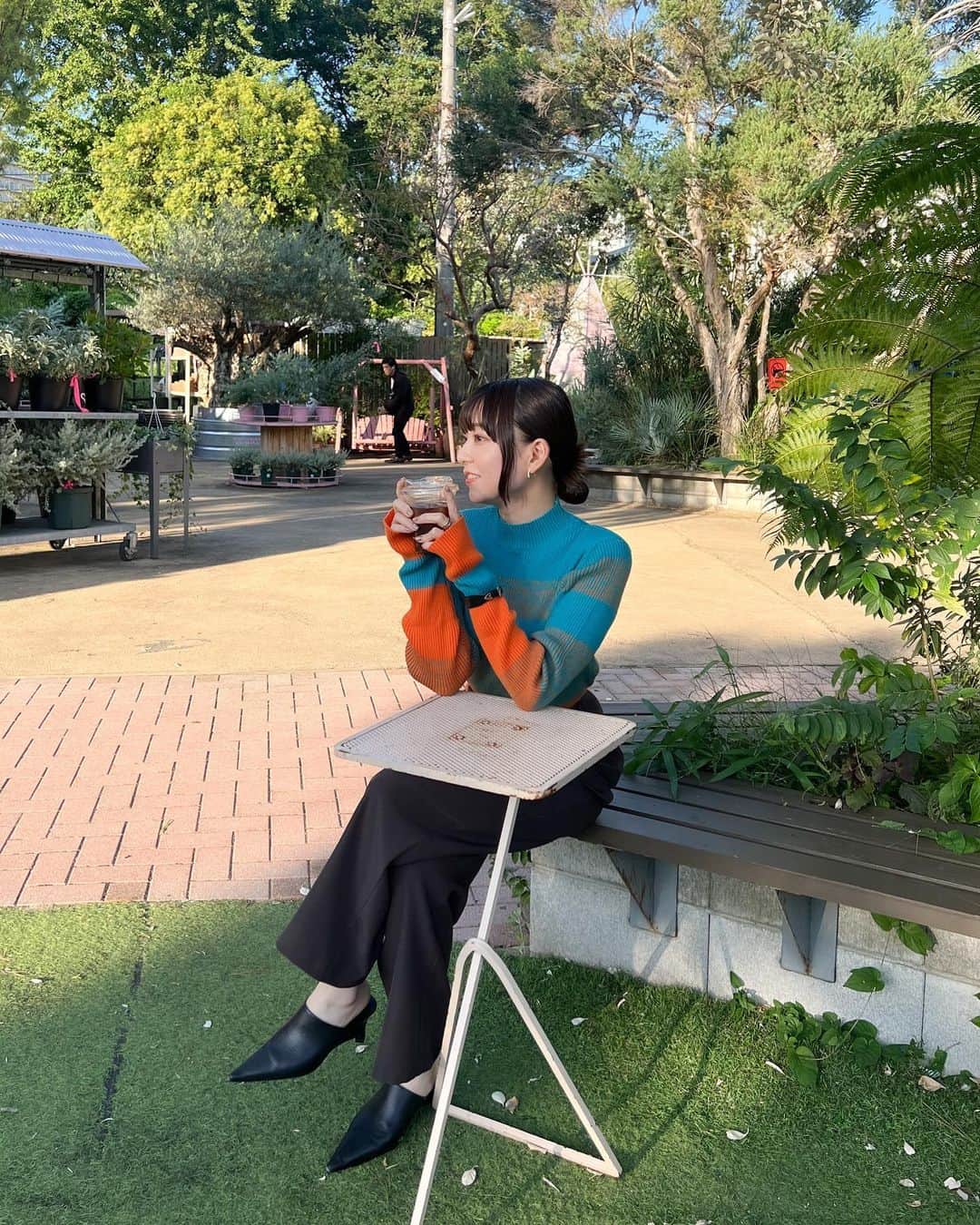 日浦ももさんのインスタグラム写真 - (日浦ももInstagram)「定期的に行きたくなるお気に入りカフェ🥤  @solace___official のハイネックニット！ デザインも配色も全てにおいてパーフェクトで即決したの^_^ パンツは @_vacancy_official だよ☺︎  #ハイネックニット#柄ニット#カラーニット#秋コーデ#solace#ソレイス#青山カフェ#南青山カフェ#テラスカフェ#sharegreenminamiaoyama#東京カフェ#カフェ巡り」10月25日 18時19分 - uka_momose