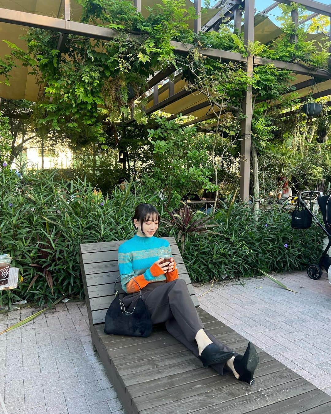 日浦ももさんのインスタグラム写真 - (日浦ももInstagram)「定期的に行きたくなるお気に入りカフェ🥤  @solace___official のハイネックニット！ デザインも配色も全てにおいてパーフェクトで即決したの^_^ パンツは @_vacancy_official だよ☺︎  #ハイネックニット#柄ニット#カラーニット#秋コーデ#solace#ソレイス#青山カフェ#南青山カフェ#テラスカフェ#sharegreenminamiaoyama#東京カフェ#カフェ巡り」10月25日 18時19分 - uka_momose