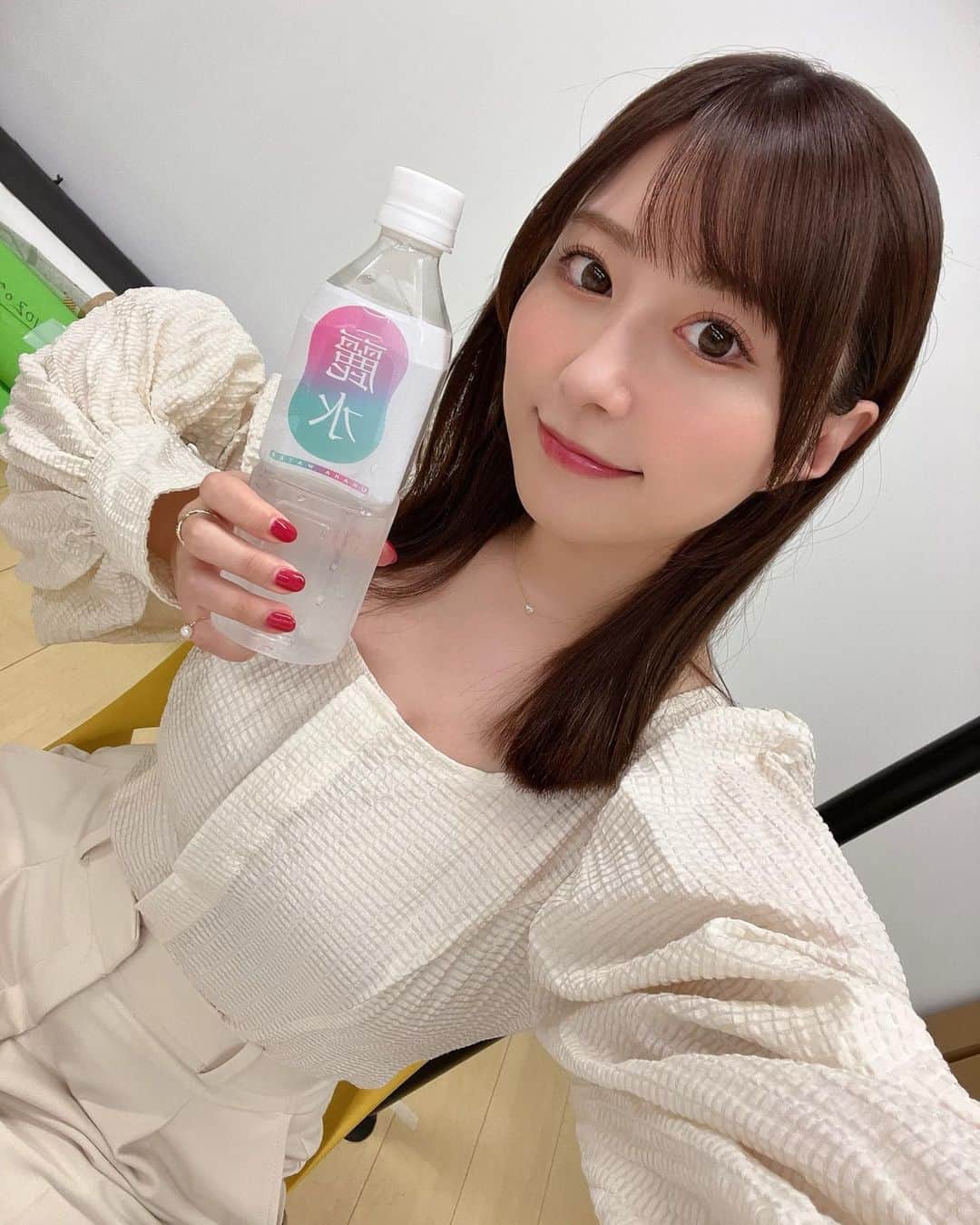 のインスタグラム：「💧  今日は収録だよーん！  みんなは何してるのー？」