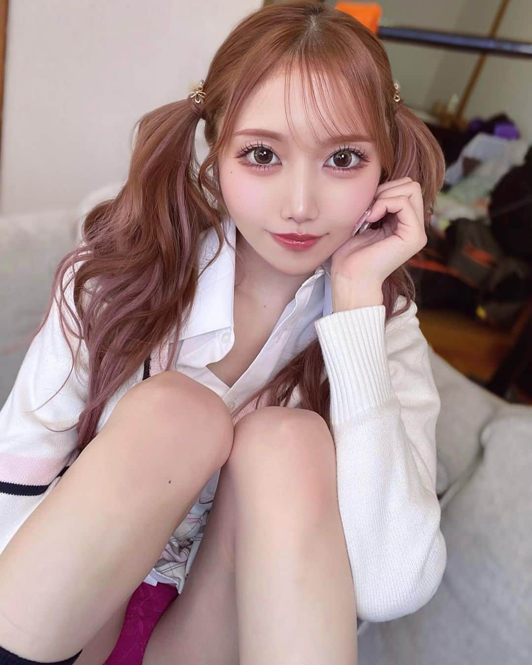のインスタグラム：「2枚目「うーん、あみりこれいらない☆」 ・ ・ ・ ・ #斎藤あみり##自撮りlingerie#グラビア#女星#可爱#kawaii#selfie#photography#グラビア#赤髪#お姉さん #그라비아#귀여운#일본인#jk #制服#コスプレ#ピンクメイク #ピンク#pink#ツインテール」