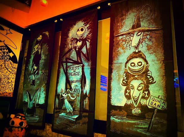 田中純弥のインスタグラム：「お店を少しずつハロウィン仕様へ 27日と28日はCafe Bar D.Dでハロウィン&周年イベントやります🎃 仮装して来られた方には怖いドリンクをプレゼントしたい👻👻 ハッピーハロウィン〜🎃🎃  あ、昨日ハルと会ってコラボ通販のサインを一緒に書いたので明日から発送いたします✍️✨ 届くの待っててねー✨✨  #ハロウィン#ハロウィンパーティー #六本木DD」