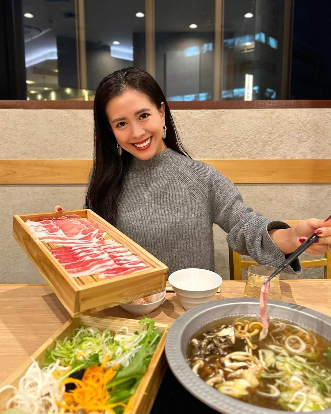 黒田麻理耶さんのインスタグラム写真 - (黒田麻理耶Instagram)「🐷🍲🥢 . オープンしたばかりの出汁しゃぶおばんざい 「おかか 市ヶ谷(@dashiokaka03)」に行ってきたよ👩‍❤️‍👩 出汁しゃぶはもちろん、逸品料理からデザートまで どれも美味しくて、ほんとオススメです🙋‍♀️ . “心ゆくまでお出汁を楽しむ”がコンセプトのお店🐟 毎日店内で削っている0.01ミリのかつお節は お鍋に入れるだけじゃなくてお通しとしても出てくるの😳 香り高くて口の中で溶ける食感を感じられたよ😋 . お鍋の前に和牛肩三角のたたき、和牛タンの昆布締め刺し、 蟹クリームコロッケ、自家製肉焼売をオーダー✨ 特にタン刺しが美味しかった〜🤤🩷 そしてメインは…🍲🥢 . ■おかか名物 出汁しゃぶ 黒豚 (2,750円)／一人前 . 鹿児島県産の黒豚、甘くて美味しい〜🐷💕 濃厚なお出汁とお野菜も一緒に…もう最高です😍👏 ちなみにお野菜おかわり自由(660円)を頼むと、 桶に入ったお野菜が好きなだけ食べられます🥬🍄✨ . 削り立てのかつお節で引いたお出汁で食べるしゃぶしゃぶ、 本当に最高でした🥰 あと、デザートはわらび餅がイチオシ☝️✨ ぷるんぷるんでとろけた〜😋 さとちゃん(@tomi_samy)との楽しい夜でした🩷 . #PR  #おかか市ヶ谷  #出汁しゃぶおばんざいおかか市ヶ谷 #市ヶ谷  #市ヶ谷ディナー  #市ヶ谷グルメ  #市ヶ谷和食 #市ヶ谷しゃぶしゃぶ  #出汁しゃぶ #総武線グルメ  #shabushabu  #mariyagourmet」10月25日 18時32分 - mariya_kuroda