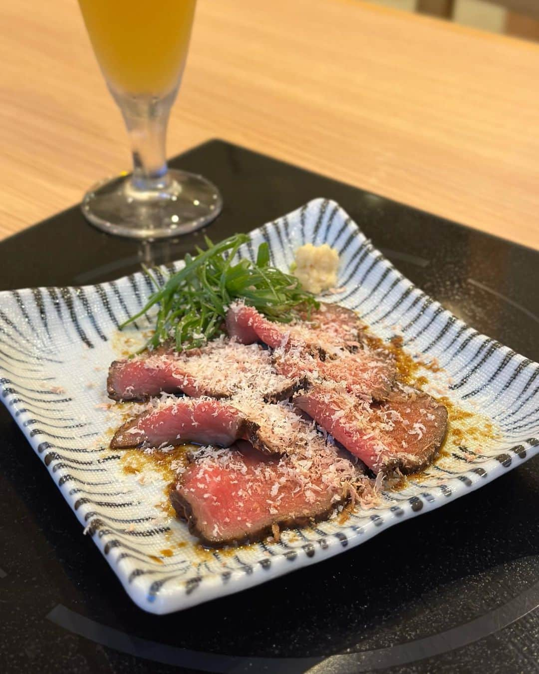 黒田麻理耶さんのインスタグラム写真 - (黒田麻理耶Instagram)「🐷🍲🥢 . オープンしたばかりの出汁しゃぶおばんざい 「おかか 市ヶ谷(@dashiokaka03)」に行ってきたよ👩‍❤️‍👩 出汁しゃぶはもちろん、逸品料理からデザートまで どれも美味しくて、ほんとオススメです🙋‍♀️ . “心ゆくまでお出汁を楽しむ”がコンセプトのお店🐟 毎日店内で削っている0.01ミリのかつお節は お鍋に入れるだけじゃなくてお通しとしても出てくるの😳 香り高くて口の中で溶ける食感を感じられたよ😋 . お鍋の前に和牛肩三角のたたき、和牛タンの昆布締め刺し、 蟹クリームコロッケ、自家製肉焼売をオーダー✨ 特にタン刺しが美味しかった〜🤤🩷 そしてメインは…🍲🥢 . ■おかか名物 出汁しゃぶ 黒豚 (2,750円)／一人前 . 鹿児島県産の黒豚、甘くて美味しい〜🐷💕 濃厚なお出汁とお野菜も一緒に…もう最高です😍👏 ちなみにお野菜おかわり自由(660円)を頼むと、 桶に入ったお野菜が好きなだけ食べられます🥬🍄✨ . 削り立てのかつお節で引いたお出汁で食べるしゃぶしゃぶ、 本当に最高でした🥰 あと、デザートはわらび餅がイチオシ☝️✨ ぷるんぷるんでとろけた〜😋 さとちゃん(@tomi_samy)との楽しい夜でした🩷 . #PR  #おかか市ヶ谷  #出汁しゃぶおばんざいおかか市ヶ谷 #市ヶ谷  #市ヶ谷ディナー  #市ヶ谷グルメ  #市ヶ谷和食 #市ヶ谷しゃぶしゃぶ  #出汁しゃぶ #総武線グルメ  #shabushabu  #mariyagourmet」10月25日 18時32分 - mariya_kuroda