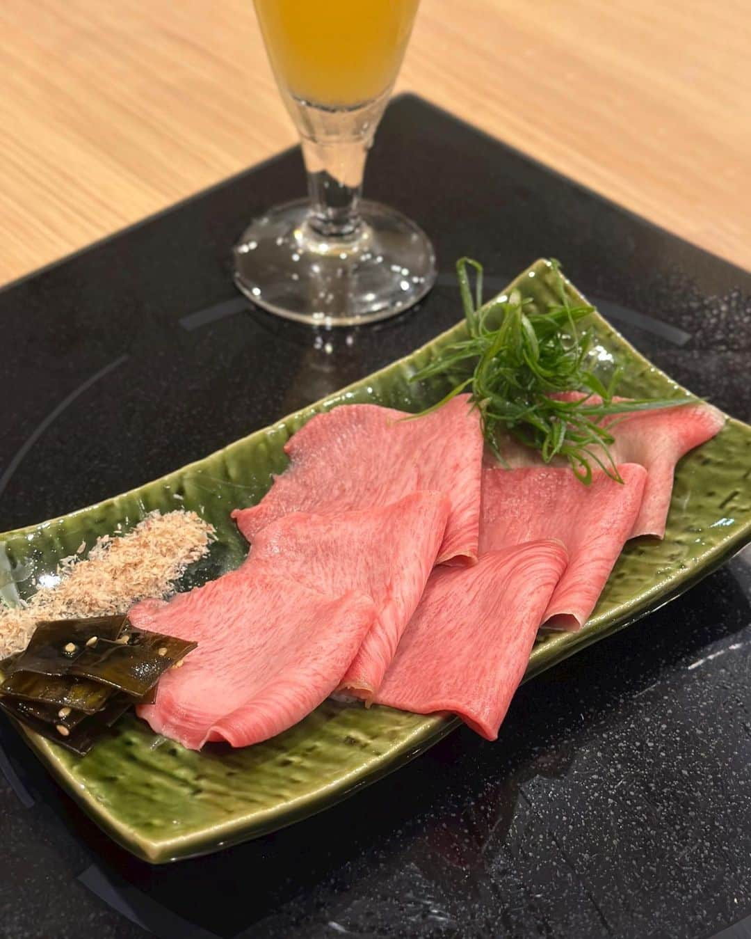 黒田麻理耶さんのインスタグラム写真 - (黒田麻理耶Instagram)「🐷🍲🥢 . オープンしたばかりの出汁しゃぶおばんざい 「おかか 市ヶ谷(@dashiokaka03)」に行ってきたよ👩‍❤️‍👩 出汁しゃぶはもちろん、逸品料理からデザートまで どれも美味しくて、ほんとオススメです🙋‍♀️ . “心ゆくまでお出汁を楽しむ”がコンセプトのお店🐟 毎日店内で削っている0.01ミリのかつお節は お鍋に入れるだけじゃなくてお通しとしても出てくるの😳 香り高くて口の中で溶ける食感を感じられたよ😋 . お鍋の前に和牛肩三角のたたき、和牛タンの昆布締め刺し、 蟹クリームコロッケ、自家製肉焼売をオーダー✨ 特にタン刺しが美味しかった〜🤤🩷 そしてメインは…🍲🥢 . ■おかか名物 出汁しゃぶ 黒豚 (2,750円)／一人前 . 鹿児島県産の黒豚、甘くて美味しい〜🐷💕 濃厚なお出汁とお野菜も一緒に…もう最高です😍👏 ちなみにお野菜おかわり自由(660円)を頼むと、 桶に入ったお野菜が好きなだけ食べられます🥬🍄✨ . 削り立てのかつお節で引いたお出汁で食べるしゃぶしゃぶ、 本当に最高でした🥰 あと、デザートはわらび餅がイチオシ☝️✨ ぷるんぷるんでとろけた〜😋 さとちゃん(@tomi_samy)との楽しい夜でした🩷 . #PR  #おかか市ヶ谷  #出汁しゃぶおばんざいおかか市ヶ谷 #市ヶ谷  #市ヶ谷ディナー  #市ヶ谷グルメ  #市ヶ谷和食 #市ヶ谷しゃぶしゃぶ  #出汁しゃぶ #総武線グルメ  #shabushabu  #mariyagourmet」10月25日 18時32分 - mariya_kuroda