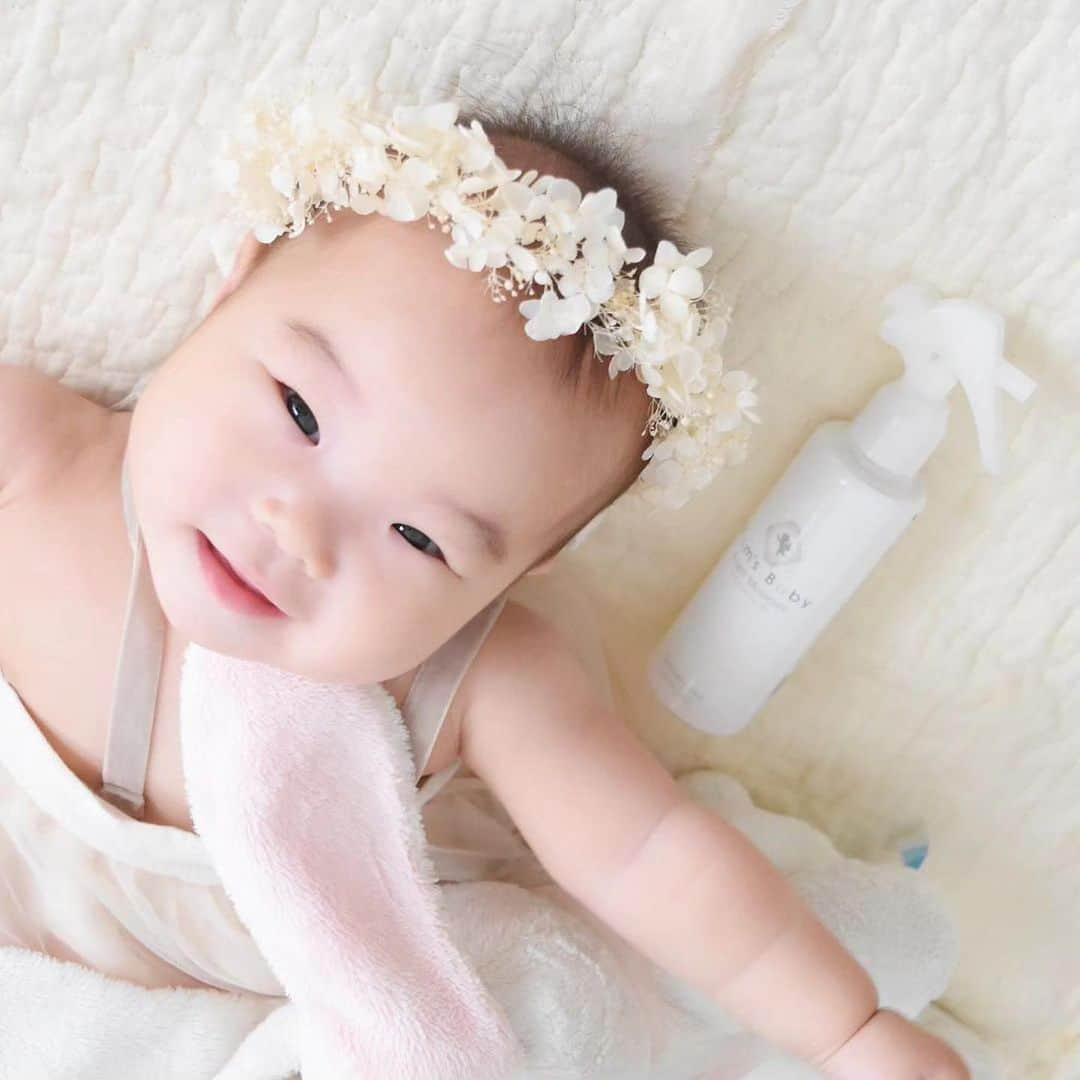 Fam's Baby ファムズベビーさんのインスタグラム写真 - (Fam's Baby ファムズベビーInstagram)「@famsbaby←我が子の肌トラブル予防🪽 マシュマロみたいなむにむにお肌のお姫さま🤍 本日も元気にがぶがぶw ⁡ ファムズの保湿剤エンジェルモイスチャーは 我が子ちゃんのイタズラにも負けないロック付き♪ ⁡ これから乾燥の季節！🍂 全身使えるモイスチャーで 赤みや湿疹、乾燥を予防しよう♪ 香料・着色料・鉱物油・防腐剤・アルコール/全フリー ⁡ photo by @haru_2020.08 さま🍼 素敵なご投稿ありがとうございます✨ ※掲載の許可をいただいております ⁡ ⁡ 🫧エンジェルモイスチャー🫧 内容量150ml 1980円（税込） ※お顔や赤ちゃんには直接スプレーせず 手のひらに適量をお取りいただいてから ご使用ください。 ※開封後は半年で使い切ってください。 ⁡ -—————— 肌トラブル予防や育児・子育て情報発信👶🏻🍼 ママの心配事や疑問を解消する投稿を発信してます♪ @famsbaby 👈プロフィールからチェック♪ -—————— ⁡ ⏬check 👶🏻赤ちゃんの成長を無料オンラインサポート👶🏻 【ファムズのがっこう】毎週開校中🏫 Instagramトップリンクから公式サイトへ♪ ☁️泡あわアートキャンペーンを毎月実施中☁️ エンジェルフォームでアワアワになって可愛く楽しくスキンケアしよう☁️🤍 #泡あわアートキャンペーン #赤ちゃんのスキンケア #ファムズベビー をつけて投稿してください♪ 毎月10名様にお好きな商品をプレゼントしております🎁 ⁡ #ベビースキンケア#ベビースキンケア用品#赤ちゃんの保湿#赤ちゃんの肌トラブル#赤ちゃんスキンケア#ベビーケア#赤ちゃん保湿#赤ちゃん用品#エンジェルモイスチャー#ベビーローション#よだれかぶれ#おむつかぶれ#おむつかぶれ対策#赤ちゃん乾燥肌」10月25日 18時24分 - famsbaby