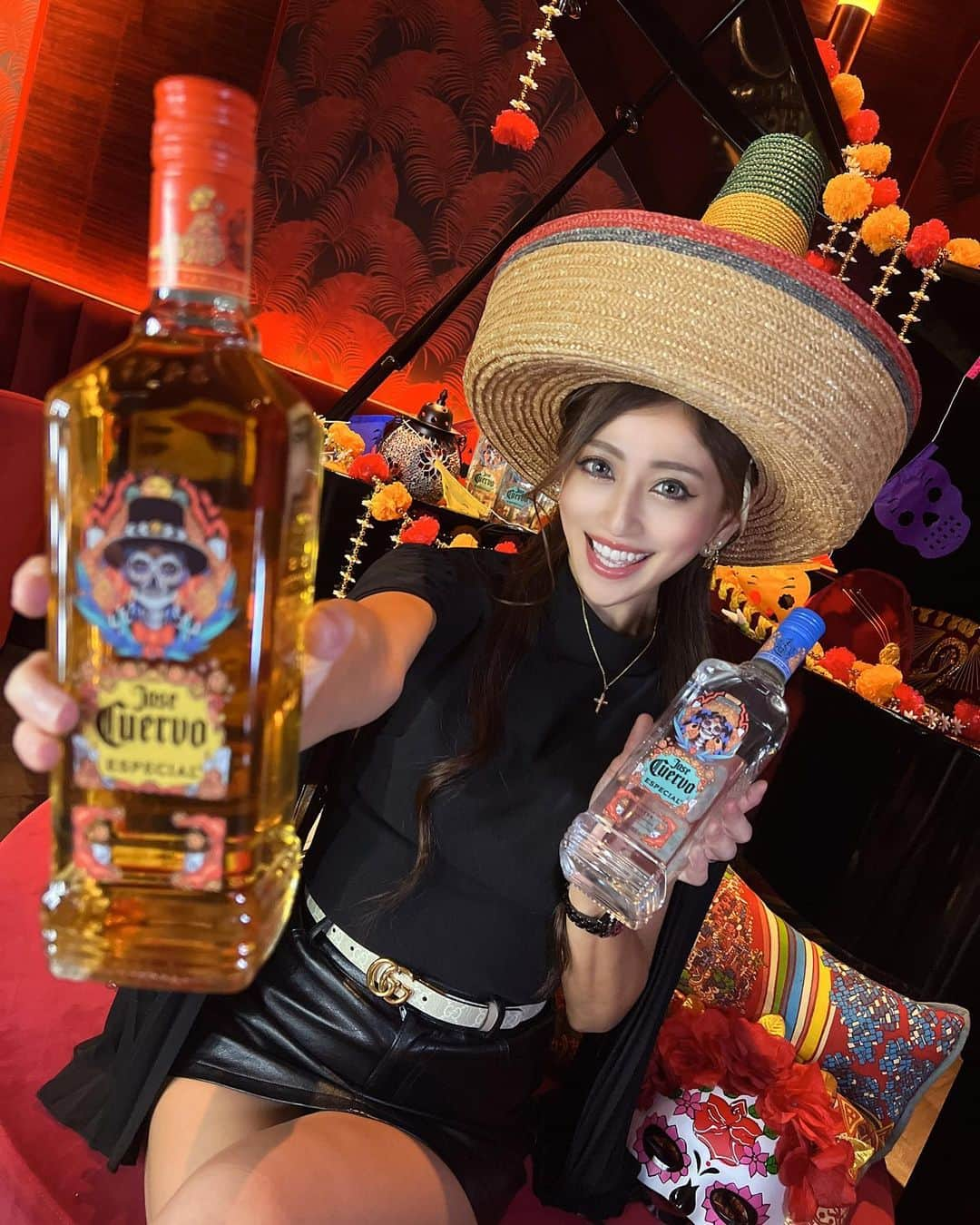 YURIKAのインスタグラム：「💀🧡  @chan.chiko.888 と一緒に JOSE CUERVO DOTD2023の ローンチパーティーに行ってきたよ✨ @josecuervojp   今年のDOTDビジュアルのボトルも可愛い😍  DOTDって知ってる？ メキシコの『死者の日』で今年は11/2だけど 街中がカラフルな紙の旗とかオレンジの祭壇で 装飾された死者を導くお祭りなの🧡  ローンチパーティーでも DOTDの装飾だったり マリアッチが演奏してて DOTDの雰囲気で盛り上がってたよ✨  クエルボを使ったカクテルや ショットガンもたくさんあって 美味しくていっぱい飲んじゃった🤣  DOTDメイクができるブースもあって 一度やってみたかったけど パーティーの後予定あってできなかった🥹  何年か前にメキシコの死者の日行ったけど 本当街中がこんな雰囲気で楽しかった思い出🇲🇽  ハロウィンはあるけど DOTDを味わえるパーティーって 日本でなかなかないから楽しかった❣️  #PR #クエルボ #dayofthedead #死者の日 #dotd」