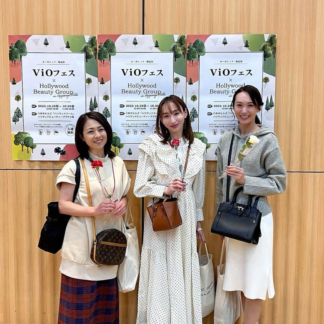 駒田奈美のインスタグラム：「・ ・ ・ 『ViOフェス』 ・ ・ 六本木ヒルズ「ハリウッドホール」 ハリウッドビューティープラザ5階で明日26日まで 開催されている「ViOフェス×Hollywood Beauty Group」へ行って来ました♪ ・ ・ 自分にも自然にも優しいオーガニック・無添加 エシカル商品などを扱うブースで 生産者の方々などに話しを聞いたり 試食しながらお買い物をしてきました ・ ・ ワークショップやトークイベントもありましたよ ・ ・ 偶然、TEAM美魔女のメンバーにも会えました♪ ・ ・ 今回お声かけ下さった主催者の @nakayamamami さんにもお会いできました♡ ・ ・ ・ #駒田奈美#モデル#美魔女#オーガニック#vio#vioフェス#無添加#エシカル#ハリウッドビューティープラザ #六本木#六本木ヒルズ」