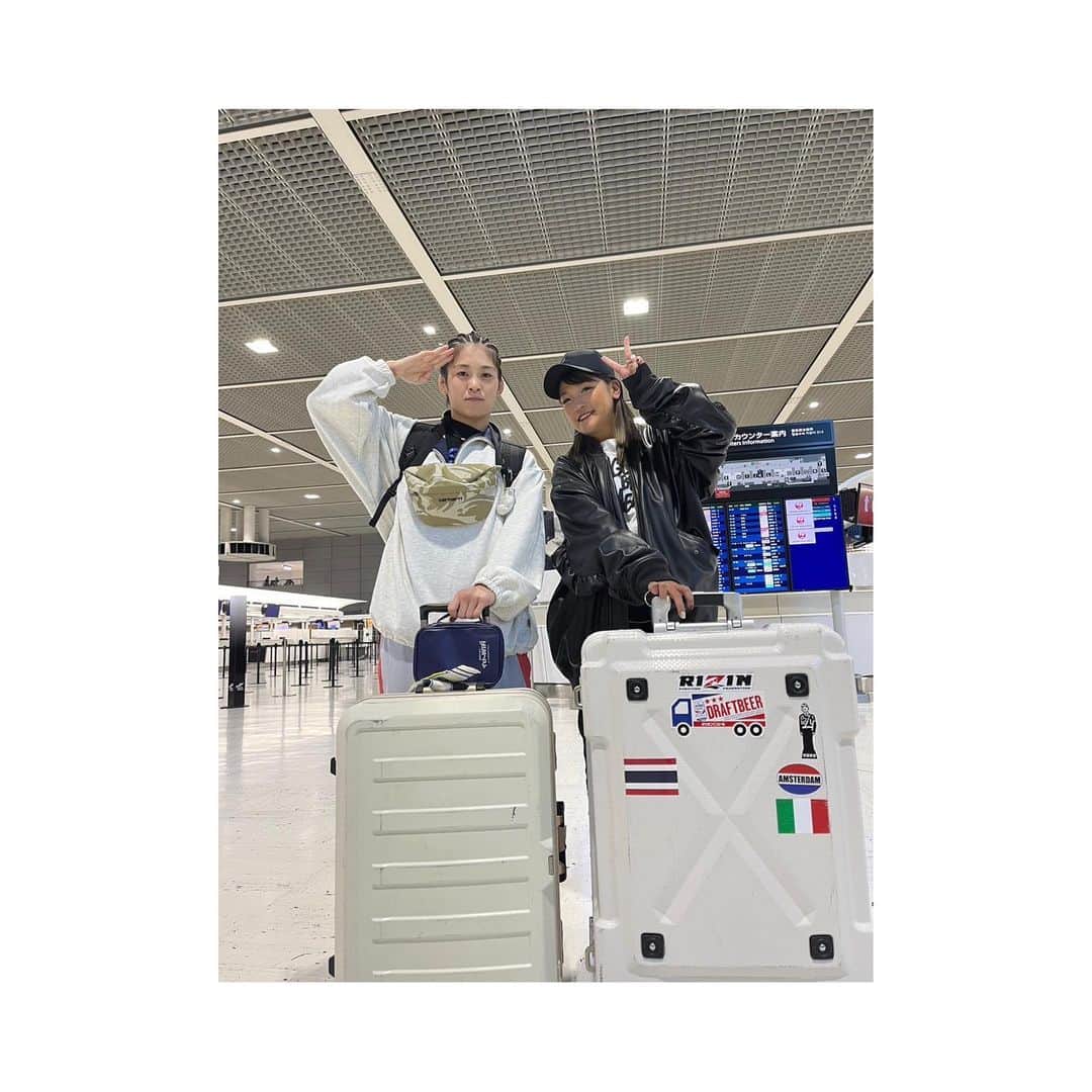 RENA（久保田玲奈）のインスタグラム：「みきのセコンドで中国入り🇨🇳 アメリカ遠征って聞いてたのがいつの間にか 変更になってこのたび中国初上陸🐼  四千年の歴史を持つ中国武術“功夫”の国です🤜🤛  みきさんはロストバゲージを恐れて でっかいリュックを機内持ち込み🎒  試合用具が一式詰まってるらしく 最悪これがあれば試合はできるので！ってことらしい😂笑  元気いっぱいやる気に満ち溢れています🔥勝ってもらいましょ👊  とりあえず色々あって すげー時間かかったけど入国でけた😮‍💨😮‍💨😮‍💨」