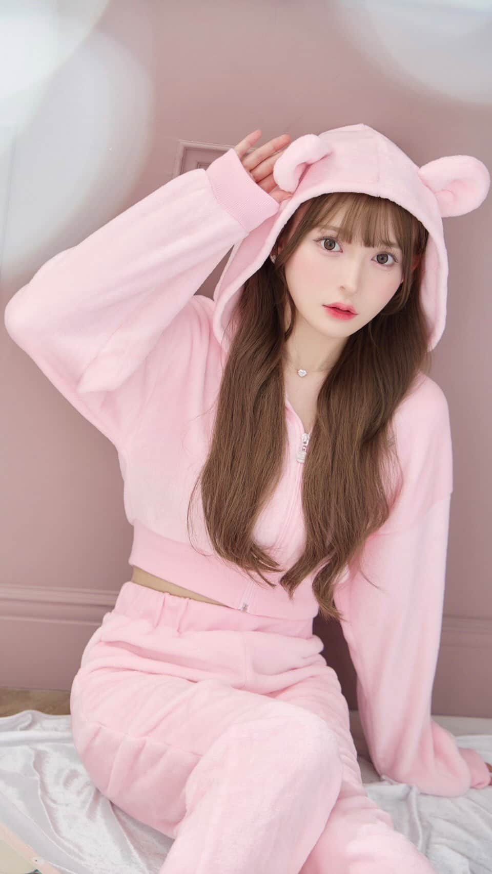 Radyのインスタグラム：「. くまもこセトア全色レビュー🤍 5色全部可愛くないですか🥺🫶🏻 耳もしっかり立ってペタってならないの最高♡ ぜひおそろで女子会してもらいたいです❤︎  セットで¥5,900✨ コスパも良いのがRadyです🫢 . #Rady #レディ #武藤静香 #スタイル盛れ #セットアップ #双子コーデ #おそろコーデ #AW #秋冬コーデ #秋服 #お出かけコーデ #ハロウィン #ハロウィンコーデ」