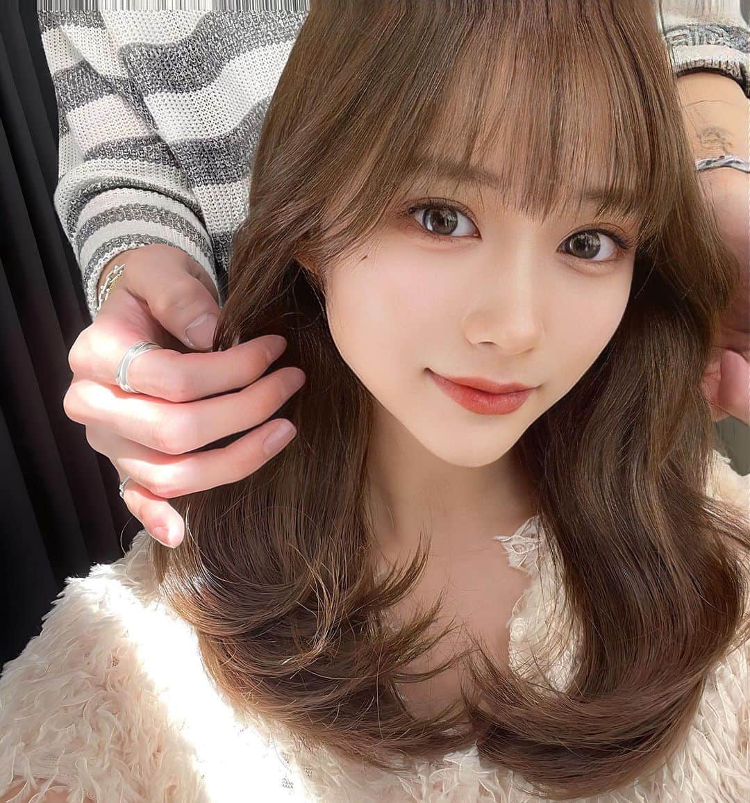 ナカシオのインスタグラム：「保存を必ずお願い致します 顔まわりのこだわりがあるので 必ず可愛くなります カウンセリングの際に 【カラー・仕上げ】僕があなたに合わせて必ず可愛くします お出かけ前に是非  #渋谷美容室 #くびれヘア#渋谷 #ワンホンヘア#顔周りカット」