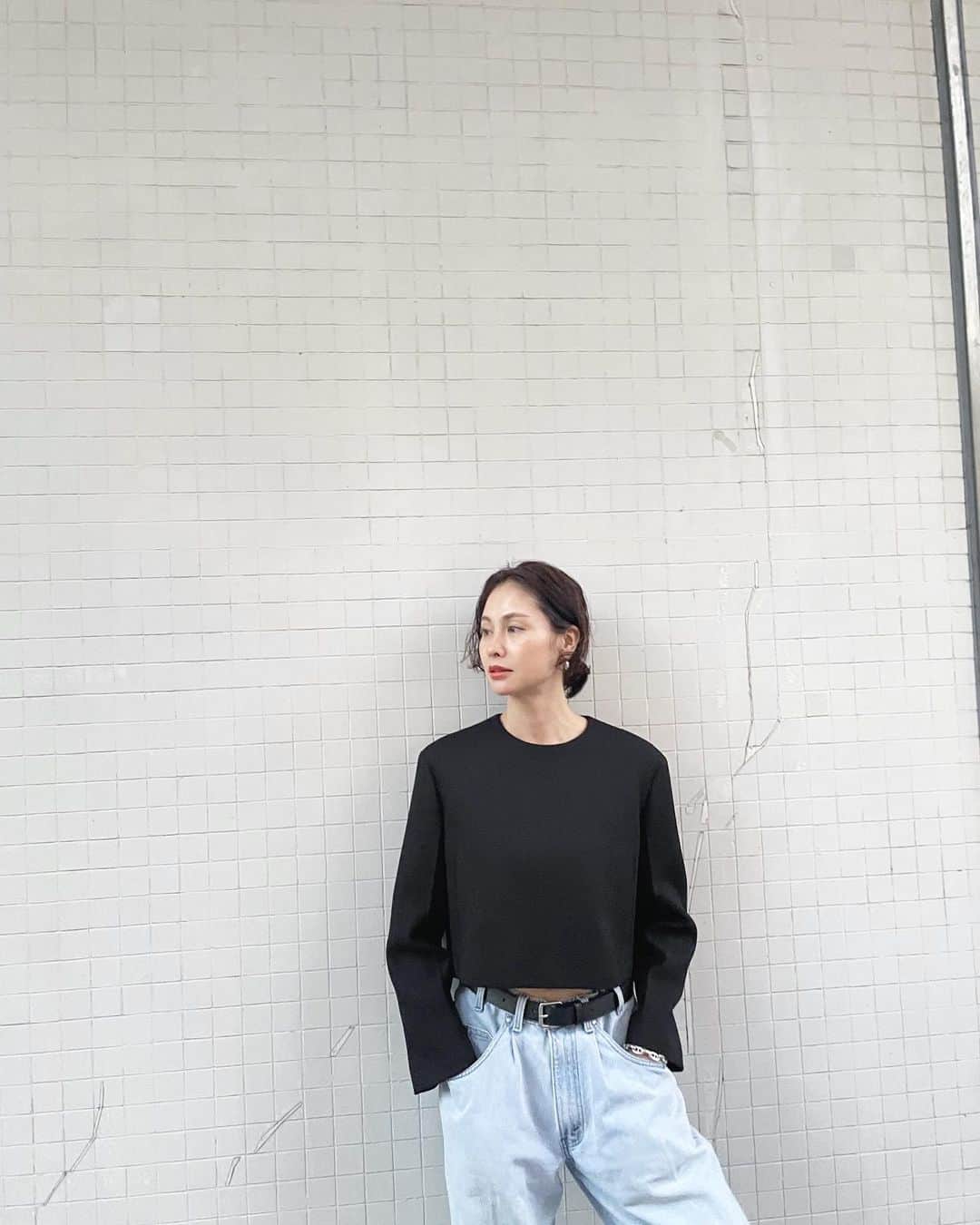 二ノ宮和佳子のインスタグラム：「Today  ミニマルなツイードPO @aewen_matoph   パワーショルダーの前振り袖に プレスで折り山をつけ、正面とサイドからの見え方に変化をつけたり 好きと拘りを色々入れてます  フォーマルなシーンにも着たいなと思って作りましたが、 今日は、デイリーにデニムコーデ モードに仕上がって好き  #levis #commedegarcons #therow #aewenmatoph」