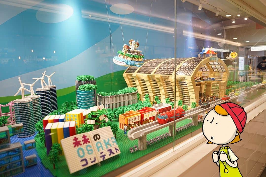 Osaka Bob（大阪観光局公式キャラクター）さんのインスタグラム写真 - (Osaka Bob（大阪観光局公式キャラクター）Instagram)「The 'Future of OSAKA Contest' at Hankyu Sanban-gai showcases innovative ideas and talents😎 This photo shows what elementary school students envisioned for the future of Osaka using Lego bricks😁  革新的なアイデアと才能を称える阪急三番街にある未来のOSAKAコンテスト😎 この写真はなんと小学生が未来の大阪をレゴブロックで表したんやって😁  —————————————————————  #maido #withOsakaBob #OSAKA #osakatrip #japan #nihon #OsakaJapan #大坂 #오사카 #大阪 #Оsака #Осака #โอซาก้า #大阪観光 #sightseeing #Osakatravel #Osakajepang #traveljepang #osakatravel #osakatrip#未来のOSAKAコンテスト」10月25日 18時30分 - maido_osaka_bob