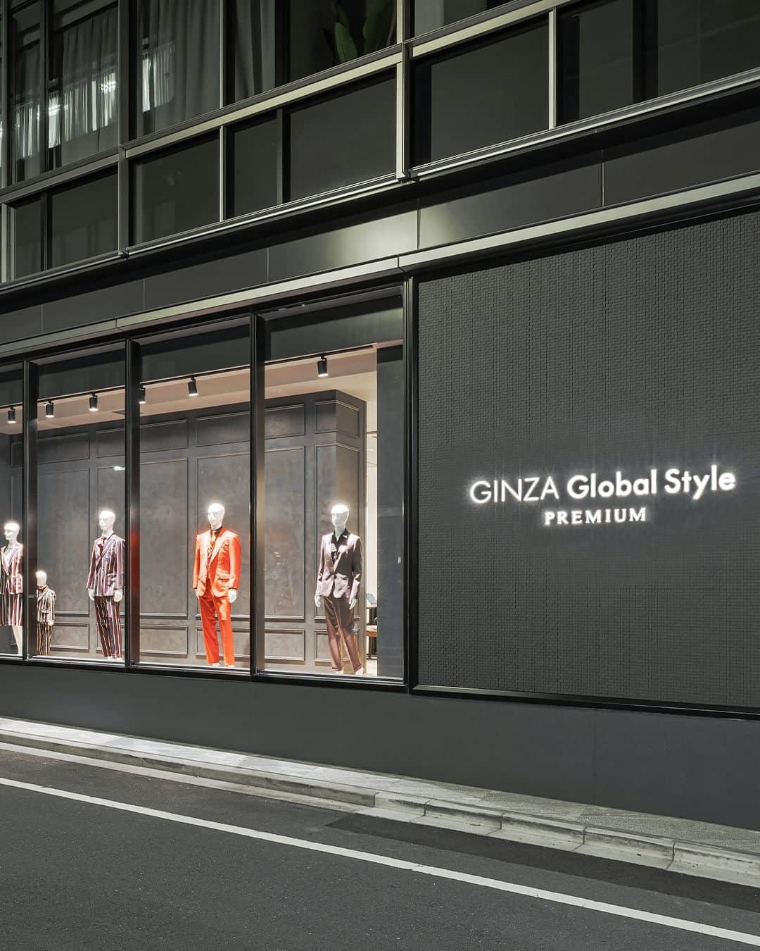Global Style（グローバルスタイル）さんのインスタグラム写真 - (Global Style（グローバルスタイル）Instagram)「10月20日、「GINZAグローバルスタイル PREMIUM 銀座本店」がオープンいたしました！  すでにグローバルスタイルでご好評いただいているオーダー商品に加えて、ワンランク上のプレミアムオーダー(ハンドメイドオーダー)「Heritage J2.0」やスペイン発の人気シューズブランド「Berwick1707」(バーウィック)など、豊富なラインナップを取り揃えた新ストアブランドとしてオープンしました💐✨✨ 皆様のご来店をお待ちしております🎉 * 【全店舗で開催】新店オープンフェア🎊 ★2着52,800円(税込)～（1着あたり26,400円～） さらに！高級オプション3,000円分プレゼント⭐️ 3着プランはもっとお得！ 10/31までの期間限定◎この機会にぜひご検討ください！ * 【オーダー専門店グローバルスタイルとは？】 ①業界最多の生地バリエーション ②選べるスーツモデルも業界最多10型以上！ ③本格オーダースーツが1着2万円台から！ * 豪華特典付きの期間限定のフェア開催中！ 詳しくは公式サイトにて ⇒ @globalstyle_jp * #グローバルスタイル #globalstyle #ginzaglobalstyle #スーツ #オーダースーツ専門店 #ordersuit #suitstyle #Suit #オーダースーツ #ビジネススーツ #スーツ着こなし #スーツ好きと繋がりたい #ビジネススタイル #銀座 #東京オーダースーツ #銀座一丁目 #トルソー #スーツスタイル #シューズ #メンズシューズ #メンズスーツ #スーツ好き #ビジネスコーデ #バーウィック #berwick #銀座オーダースーツ #プレミアムオーダー #ワンランク上の着こなし #有楽町」10月25日 18時30分 - globalstyle_jp