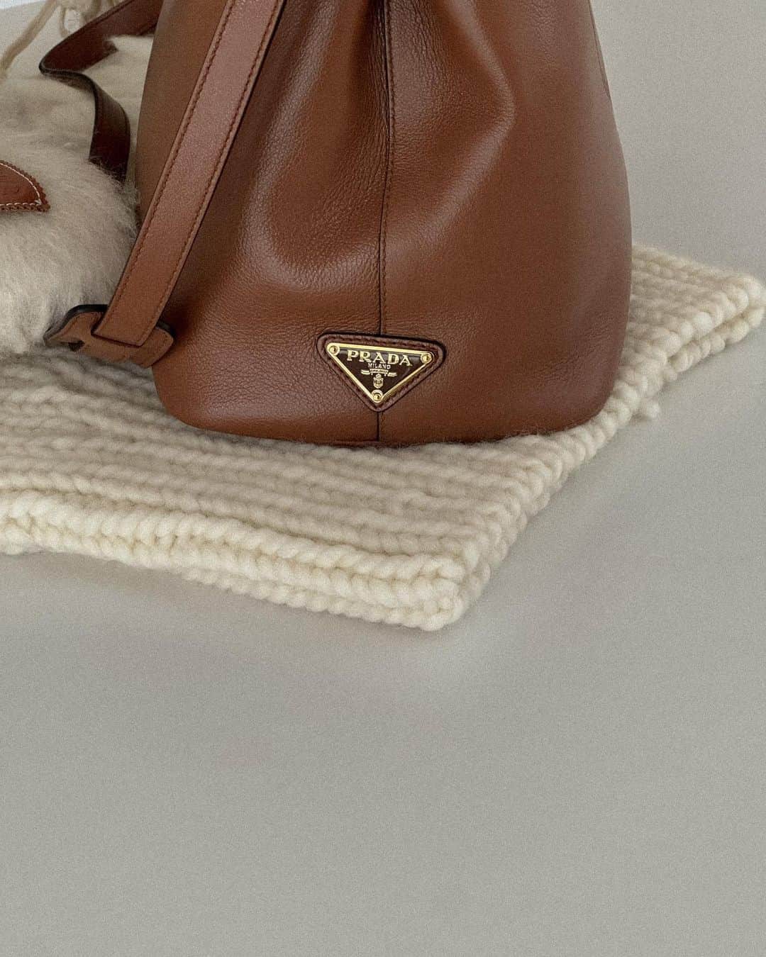 のインスタグラム：「このあいだ御殿場アウトレットでゲットした @prada 👜 ㅤㅤㅤㅤㅤㅤㅤㅤㅤㅤㅤㅤㅤ年齢を重ねても長く使えそうなデザインとサイズ感に一目惚れ。 さりげないサイドのロゴプレートも良き。。。 ㅤㅤㅤㅤㅤㅤㅤㅤㅤㅤㅤㅤㅤ 自分の娘とか孫とか（いつの話）に 譲ることができるくらい 大切に使いたいな〜 ㅤㅤㅤㅤㅤㅤㅤㅤㅤㅤㅤㅤㅤ #てことはあと50年ほどか」