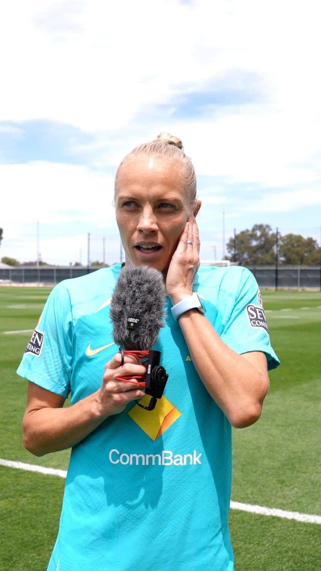 タメカ・バットのインスタグラム：「Reporting LIVE (ish) from camp in Perth, our very own, Meeks on our return to the West Coast & more! 🎤  #Matildas #WAtheDreamState」