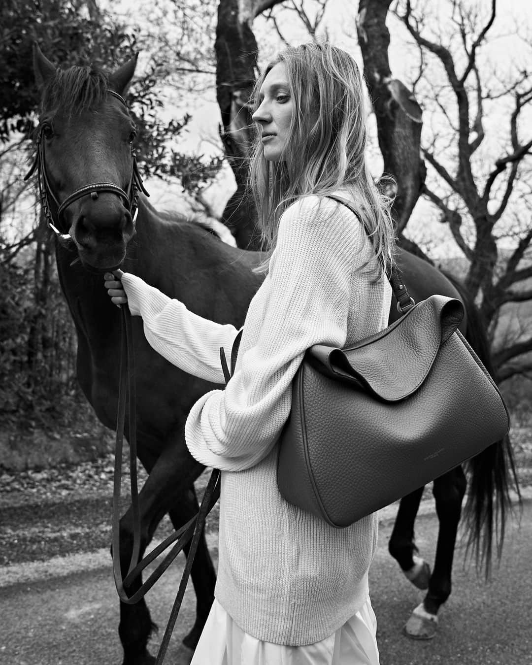 ジャンニキアリーニさんのインスタグラム写真 - (ジャンニキアリーニInstagram)「Saddlery inspired, the new Brooke bag is minimal and impactful with its soft rounded shape and characteristic grainy leather. The ideal bag for winter daytime.  #giannichiarini #gc #ジャンニキアリーニ #FW23」10月25日 18時40分 - giannichiarini