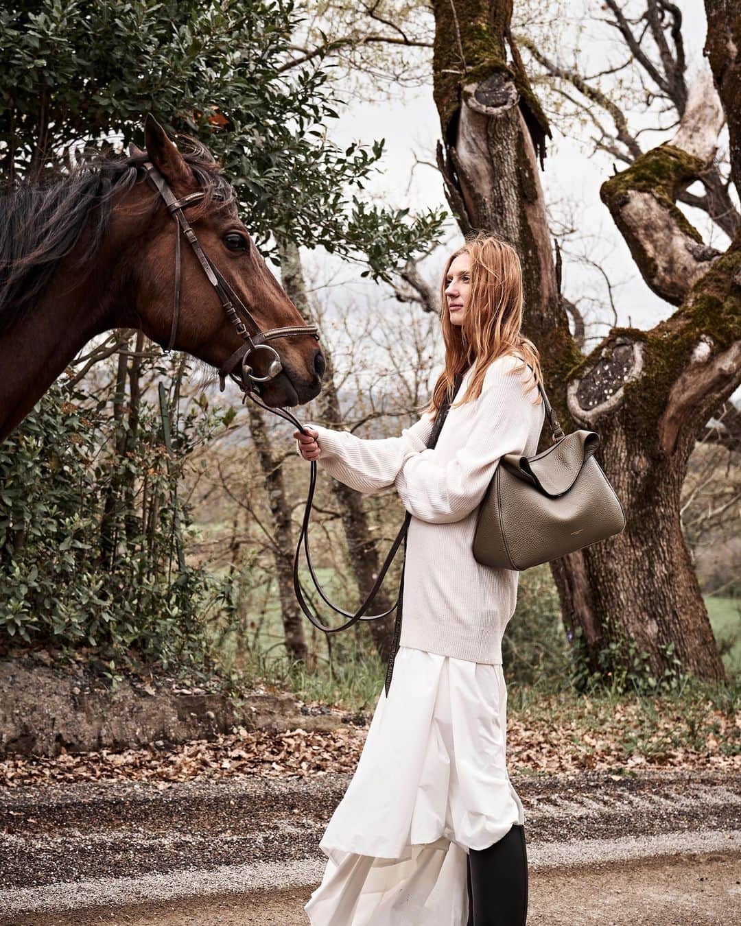 ジャンニキアリーニのインスタグラム：「Saddlery inspired, the new Brooke bag is minimal and impactful with its soft rounded shape and characteristic grainy leather. The ideal bag for winter daytime.  #giannichiarini #gc #ジャンニキアリーニ #FW23」