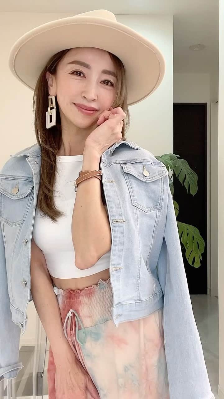 Akiのインスタグラム：「すっかり秋らしくなりましたね✨  朝晩は冷え込むけど、日中はぽかぽか😊  ハットなどの秋小物で季節感を出すようにしています🤍  いつもたくさんのいいね！や温かいメッセージをありがとうございます🌿  アラフィフ #アラフィフ女子#アラフィフファッション #アラフィフコーデ #アラフィフ#大人女子 #大人女子コーデ #大人カジュアル #大人コーデ #大人ファッション #大人可愛い #大人かわいい #アラフォー #アラフォーコーデ #アラフォーファッション #ファッション #ファッションコーデ #ママファッション  #fashion #ootd」