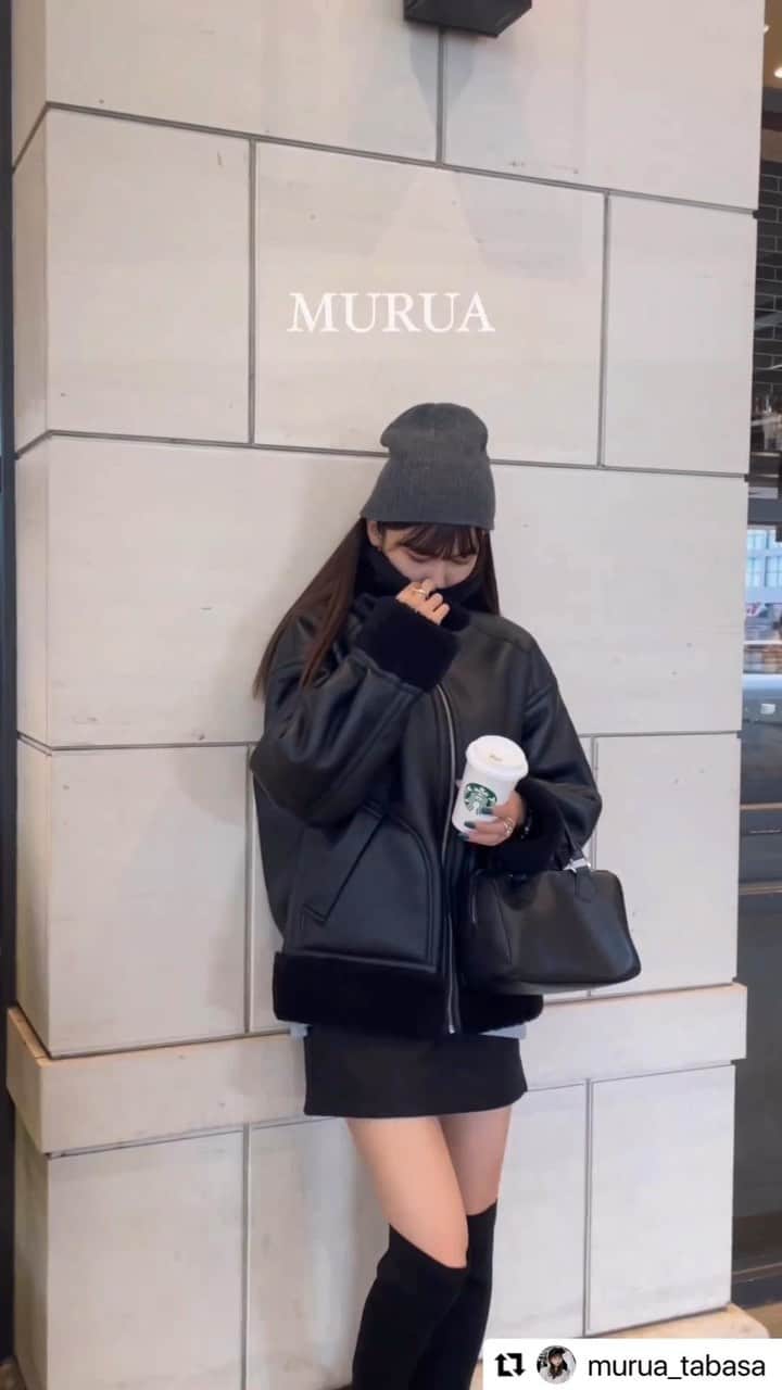 MURUAのインスタグラム：「#Repost @murua_tabasa with @use.repost ・・・ . 今週の新作紹介❤︎  #ミドルフェイクムートンジャケット  今回はブラックをモノトーンコーデで着てみました🖤  実はこれリバーシブルなんです！(ジャンプしてるところ🤣) 詳細もチェックしてみてね！ . .  着用アイテムは商品タグ or TOPのURLからチェック ▶︎▶︎ @murua_by_staff  #murua #murua_snap #ootd #ootdfashion #coordinate #fashion #murua2023aw」