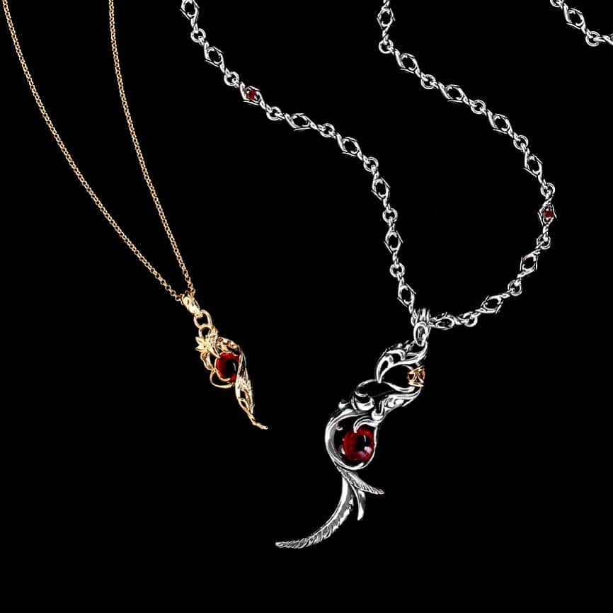 ブラッディマリーさんのインスタグラム写真 - (ブラッディマリーInstagram)「Volcano  Pendant : Hikuidori w/red amber ¥78,000+tax  Necklace : Spark w/garnet 60cm ¥83,000+tax  Pendant : K18 Kecil w/red amber ¥要見積もり  ・ ・ ・ 【ストーリー】 生命への恩恵と終焉、その両面を持つ場所 「火山」。  溶岩の騒動が、肥沃な大地や美しい鉱石をもたらし、生きるものへ力を与える。 ひとたび噴火を起こせば、すべてを焼き尽くす溶岩が流れ出し、地上に存在するものは火山に対抗する術はない。  もし、荒ぶる火山に対抗できうるものが世界に存在したとしたら・・・。  荒ぶるものと対抗しうるもの。 脅威と鎮静の力が均衡し続ける場所。  ・ 【STORY】 "Volcano" is a place that has both sides of the benefits and the end of life.  Lava turmoil brings fertile land and beautiful ores, and empowers the living.  Once an eruption occurs, the lava that burns everything flows out, and what exists on the ground has no way to compete with the volcano.  If there was something in the world that could compete with a violent volcano...  Things that can compete with rough things. A place where the power of threat and sedation continue to balance.  ・ 【故事】 賦予生命恩惠，也能給予生命終結，具有兩面性的場所「火山」。  在地底蠢動的熔岩，帶來肥沃的大地與美麗的礦石，並給予生命力量。 一旦火山爆發，燒盡一切的熔岩四處流竄，地表上的所有生物將無從抵抗。  如果在這世上有能夠與火山抗衡的存在⋯。  能與狂暴對抗的存在。 威脅與鎮靜之力能夠維持均衡的場所。  ーーーーーーーーーーーーーーーーーーー #bloodymaryjewelry #bloodymary #jewelry #silver #fashion #jewelryporn #jewelrydesign #jewelrygram #accessory #accessories #silverjewelry #ブラッディマリー #シルバーアクセサリー#fashionjewelry  #シルバー #アクセサリー#japanmade#血腥瑪麗#血腥瑪麗珠寶#血腥瑪麗銀飾#銀飾#天然石#飾品#珠寶#日本品牌」10月25日 18時34分 - bloody_mary_official