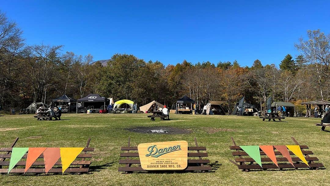 高松いくさんのインスタグラム写真 - (高松いくInstagram)「CAMP✖︎YOGA(1/3)📷  Danner Camp event 〜朝ヨガ〜☀️🏕️🧘  みんなで作った輪😊  上空で撮ってくださり、ありがとうございます😍  1人で立つことが難しくても みんなで手を合わせて🖐️🖐️バランスを取れば お互いに“楽”になる🧍🧍‍♀️🧍‍♂️  キャンプだからこそ🏕️ イベントだからこそ  一期一会の人たちと😊  笑いながら😆チャレンジしてみる共同YOGA  大空の下☁️紅葉に🍁包まれ🍁芝生の上で🌱🌿🍂  深呼吸が気持ち良くなる、キャンプヨガ🧘‍♀️  皆様からの  「これならヨガやってみようかな〜」とか 「楽しかった〜」って、お言葉はもちろん😭  表情も体も軽そうになっていると とっっっっても嬉しい☺️  これからも みんなが、この時間「自分の呼吸に飽きない」 「いろんなバランスをとるヨガ」を  楽しく考え続けていきます‼️  皆様 嬉しい時間でした(´༎ຶོρ༎ຶོ`)  ありがとうございました❤️  あと2回、キャンプヨガ投稿続きます🙏😂  #アウトドア #キャンプ #キャンプ場  #outdoor #camp #event #karuizawa #yoga  #イベント #体験 #秋 #紅葉 #紅葉スポット  #ライジングフィールド軽井沢  #紅葉キャンプ #四季 #日本　#アクティビティ   🧘EVENT情報🏄 11月は、栃木県✨12月は、東京🗼で...😆Coming soon」10月25日 18時35分 - iku_takamatsu_trip_sup_yoga