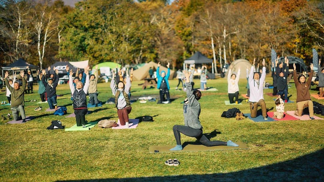 高松いくさんのインスタグラム写真 - (高松いくInstagram)「CAMP✖︎YOGA(1/3)📷  Danner Camp event 〜朝ヨガ〜☀️🏕️🧘  みんなで作った輪😊  上空で撮ってくださり、ありがとうございます😍  1人で立つことが難しくても みんなで手を合わせて🖐️🖐️バランスを取れば お互いに“楽”になる🧍🧍‍♀️🧍‍♂️  キャンプだからこそ🏕️ イベントだからこそ  一期一会の人たちと😊  笑いながら😆チャレンジしてみる共同YOGA  大空の下☁️紅葉に🍁包まれ🍁芝生の上で🌱🌿🍂  深呼吸が気持ち良くなる、キャンプヨガ🧘‍♀️  皆様からの  「これならヨガやってみようかな〜」とか 「楽しかった〜」って、お言葉はもちろん😭  表情も体も軽そうになっていると とっっっっても嬉しい☺️  これからも みんなが、この時間「自分の呼吸に飽きない」 「いろんなバランスをとるヨガ」を  楽しく考え続けていきます‼️  皆様 嬉しい時間でした(´༎ຶོρ༎ຶོ`)  ありがとうございました❤️  あと2回、キャンプヨガ投稿続きます🙏😂  #アウトドア #キャンプ #キャンプ場  #outdoor #camp #event #karuizawa #yoga  #イベント #体験 #秋 #紅葉 #紅葉スポット  #ライジングフィールド軽井沢  #紅葉キャンプ #四季 #日本　#アクティビティ   🧘EVENT情報🏄 11月は、栃木県✨12月は、東京🗼で...😆Coming soon」10月25日 18時35分 - iku_takamatsu_trip_sup_yoga