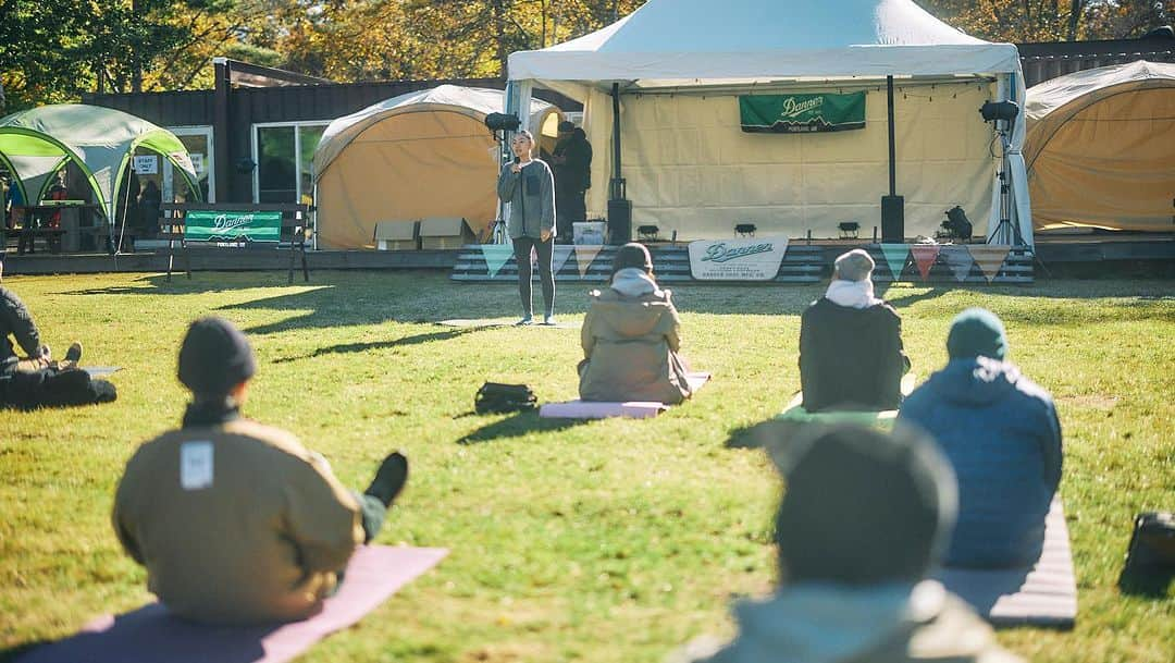 高松いくさんのインスタグラム写真 - (高松いくInstagram)「CAMP✖︎YOGA(1/3)📷  Danner Camp event 〜朝ヨガ〜☀️🏕️🧘  みんなで作った輪😊  上空で撮ってくださり、ありがとうございます😍  1人で立つことが難しくても みんなで手を合わせて🖐️🖐️バランスを取れば お互いに“楽”になる🧍🧍‍♀️🧍‍♂️  キャンプだからこそ🏕️ イベントだからこそ  一期一会の人たちと😊  笑いながら😆チャレンジしてみる共同YOGA  大空の下☁️紅葉に🍁包まれ🍁芝生の上で🌱🌿🍂  深呼吸が気持ち良くなる、キャンプヨガ🧘‍♀️  皆様からの  「これならヨガやってみようかな〜」とか 「楽しかった〜」って、お言葉はもちろん😭  表情も体も軽そうになっていると とっっっっても嬉しい☺️  これからも みんなが、この時間「自分の呼吸に飽きない」 「いろんなバランスをとるヨガ」を  楽しく考え続けていきます‼️  皆様 嬉しい時間でした(´༎ຶོρ༎ຶོ`)  ありがとうございました❤️  あと2回、キャンプヨガ投稿続きます🙏😂  #アウトドア #キャンプ #キャンプ場  #outdoor #camp #event #karuizawa #yoga  #イベント #体験 #秋 #紅葉 #紅葉スポット  #ライジングフィールド軽井沢  #紅葉キャンプ #四季 #日本　#アクティビティ   🧘EVENT情報🏄 11月は、栃木県✨12月は、東京🗼で...😆Coming soon」10月25日 18時35分 - iku_takamatsu_trip_sup_yoga