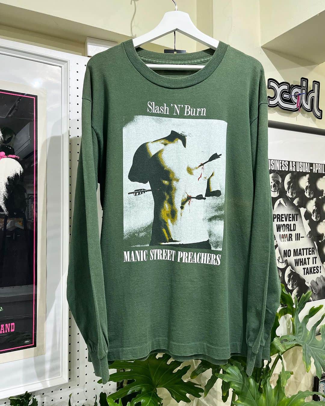 ジャムルさんのインスタグラム写真 - (ジャムルInstagram)「1990's～ MANIC STREET PREACHERS ロンT ¥69000+tax(75900)  1989年にイギリスのウェールズで結成されたバンド、MANIC STREET PREACHERS。  1992年にリリースされたデビューアルバム「Generation Terrorists」以来、 当時のロックシーンのどこにも属さない様な唯一無二の存在感と世界観で熱烈な人気を得たイギリスを代表するバンドです。  MANICSと言えばどこか危うく挑発的なバンドの精神性を自傷行為などで表現してきた中心メンバーのリッチー・エドワーズ。カリスマ的人気を誇った彼は1995年のツアー中に失踪、今もなお行方不明のまま死亡処理となりもはやバンドの伝説的存在。RAF SIMONSでも彼のヴィジュアルが使用されていた事でも有名ですね。  こちらはデビューアルバムにも収録されたシングル「Slash 'n' Burn」のロンTになります。 ジャケットデザインにも使用されたグラフィックが最高にカッコいい1枚です！  国内外問わず人気が高いMANICのTシャツ、この機会に是非！  タグは欠損していますが黒のSCREEN STARS BESTタグで間違いないと思います。 裾はシングルステッチ。タグ付け根にステッチのハンドリペア有り、胸元から腕付近に色褪せなど全体的に使用感はございますがまだまだ着用して頂けるレベルのコンディションです。  WEB SHOPに入荷しております。 是非ご覧ください。 jammru.com #jammru#jammru_tee#manicstreetpreachers  #お問い合わせはお電話で承ります  #大阪古着屋#心斎橋古着屋#usedmix #vintagetshirt #vintagetee #vintagebandtee #osaka  #fashion  #streetstyle  #streetfashion  #vtg  #vintage  #used  #usedclothing  #古着 #古着屋 #ファッション #70s #80s #90s」10月25日 18時36分 - jammru