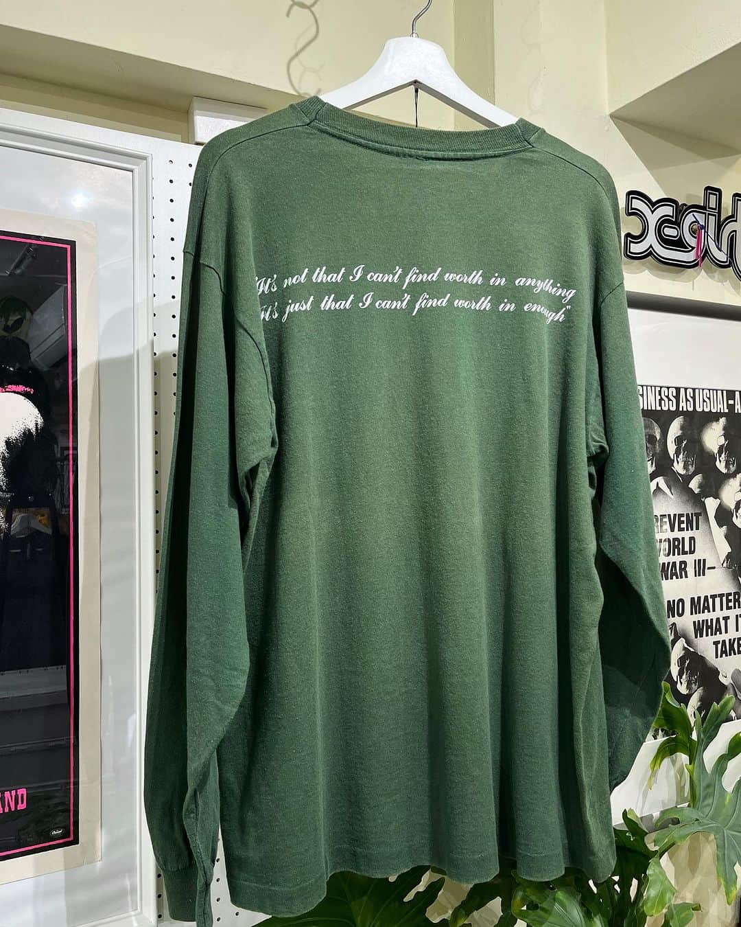 ジャムルさんのインスタグラム写真 - (ジャムルInstagram)「1990's～ MANIC STREET PREACHERS ロンT ¥69000+tax(75900)  1989年にイギリスのウェールズで結成されたバンド、MANIC STREET PREACHERS。  1992年にリリースされたデビューアルバム「Generation Terrorists」以来、 当時のロックシーンのどこにも属さない様な唯一無二の存在感と世界観で熱烈な人気を得たイギリスを代表するバンドです。  MANICSと言えばどこか危うく挑発的なバンドの精神性を自傷行為などで表現してきた中心メンバーのリッチー・エドワーズ。カリスマ的人気を誇った彼は1995年のツアー中に失踪、今もなお行方不明のまま死亡処理となりもはやバンドの伝説的存在。RAF SIMONSでも彼のヴィジュアルが使用されていた事でも有名ですね。  こちらはデビューアルバムにも収録されたシングル「Slash 'n' Burn」のロンTになります。 ジャケットデザインにも使用されたグラフィックが最高にカッコいい1枚です！  国内外問わず人気が高いMANICのTシャツ、この機会に是非！  タグは欠損していますが黒のSCREEN STARS BESTタグで間違いないと思います。 裾はシングルステッチ。タグ付け根にステッチのハンドリペア有り、胸元から腕付近に色褪せなど全体的に使用感はございますがまだまだ着用して頂けるレベルのコンディションです。  WEB SHOPに入荷しております。 是非ご覧ください。 jammru.com #jammru#jammru_tee#manicstreetpreachers  #お問い合わせはお電話で承ります  #大阪古着屋#心斎橋古着屋#usedmix #vintagetshirt #vintagetee #vintagebandtee #osaka  #fashion  #streetstyle  #streetfashion  #vtg  #vintage  #used  #usedclothing  #古着 #古着屋 #ファッション #70s #80s #90s」10月25日 18時36分 - jammru