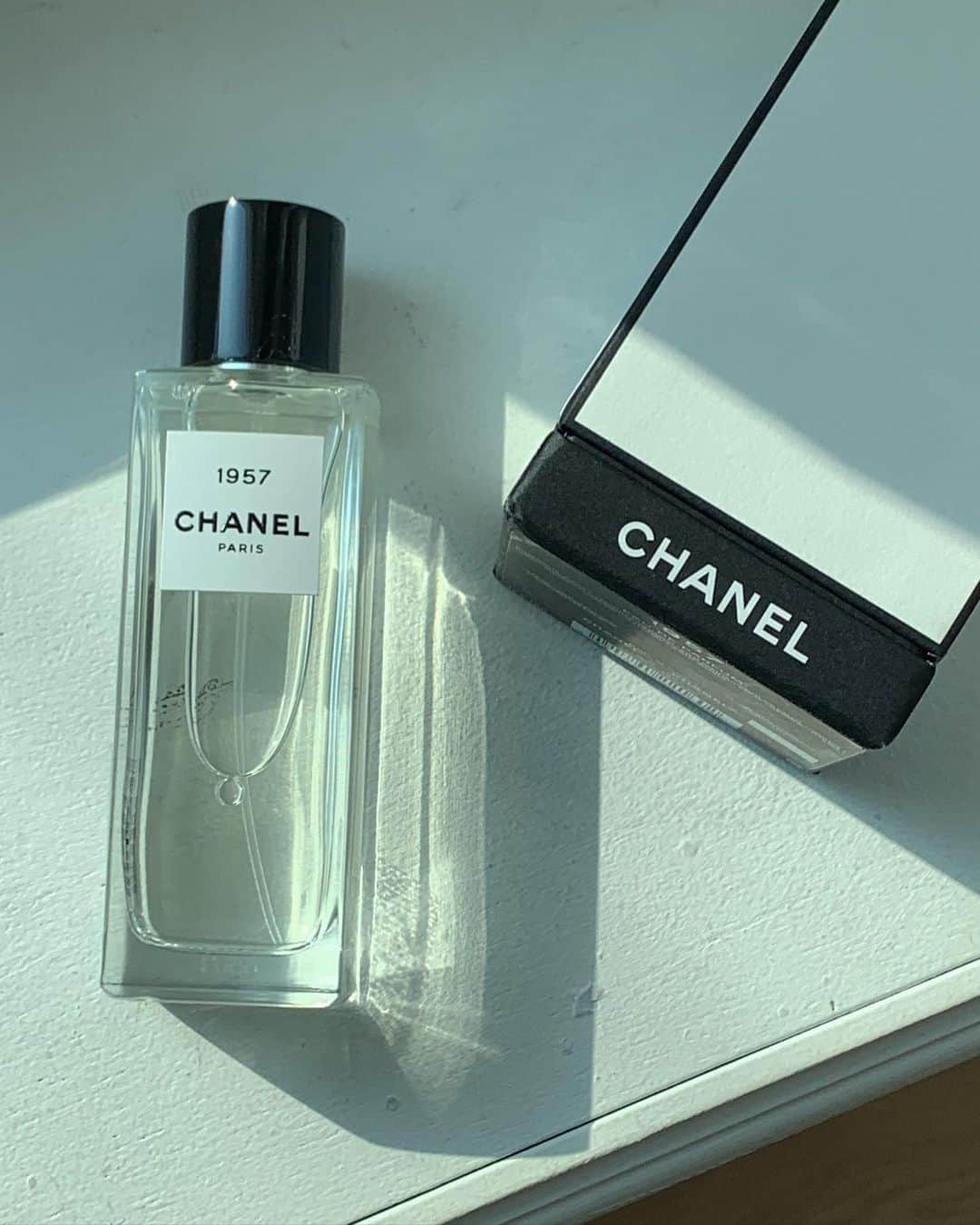 ディニさんのインスタグラム写真 - (ディニInstagram)「#광고 @chanel.beauty.korea   가브리엘 샤넬과 관련된 다양한 아이콘에서 영감을 받은 여성과 남성 모두를 위한 ❛레 젝스클루시프 드 샤넬❜ ♥  얼마전 다녀온 샤넬 조향 마스터클래스 @성수에서 샤넬향수들에 관한 스토리들을 듣고 시향하며 제가 푹 빠져버린 향은요.. 바로 1957. ⚱️✨ 샤넬이 가장 유명해진 해이기도해서 성공의 향수라고도 불리운대요-   스토어에서 나올때 손목에 살짝 뿌리고 나왔는데 집에 올때까지 잔향이 너무 좋아서 계속 맡게 되더라구요. 화이트 머스크와 플로럴과 우디 노트로 마무리되어 왜 샤넬 스타일의 시그니처 향인지 알거 같은 그런 향..༄༄ 코끝이 시려워질 겨울에 데일리 향수로 자리 잡을거같아요˚ෆ*₊  #레젝스클루시프드샤넬 #CHANELPARFUMEURMASTERCLASS #샤넬조향마스터클래스 #샤넬향수 #향수추천 #샤넬뷰티」10月25日 18時36分 - keemdani