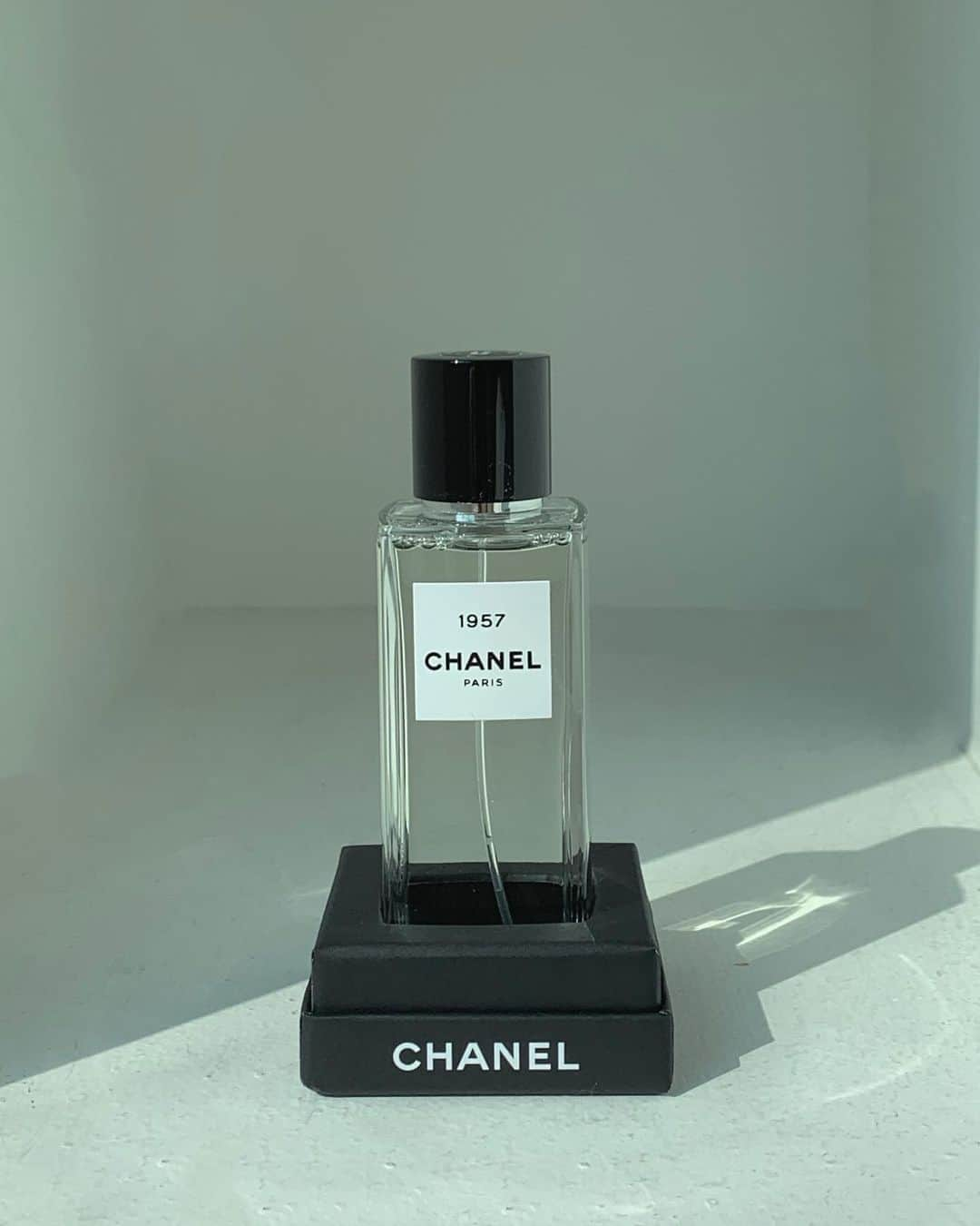 ディニさんのインスタグラム写真 - (ディニInstagram)「#광고 @chanel.beauty.korea   가브리엘 샤넬과 관련된 다양한 아이콘에서 영감을 받은 여성과 남성 모두를 위한 ❛레 젝스클루시프 드 샤넬❜ ♥  얼마전 다녀온 샤넬 조향 마스터클래스 @성수에서 샤넬향수들에 관한 스토리들을 듣고 시향하며 제가 푹 빠져버린 향은요.. 바로 1957. ⚱️✨ 샤넬이 가장 유명해진 해이기도해서 성공의 향수라고도 불리운대요-   스토어에서 나올때 손목에 살짝 뿌리고 나왔는데 집에 올때까지 잔향이 너무 좋아서 계속 맡게 되더라구요. 화이트 머스크와 플로럴과 우디 노트로 마무리되어 왜 샤넬 스타일의 시그니처 향인지 알거 같은 그런 향..༄༄ 코끝이 시려워질 겨울에 데일리 향수로 자리 잡을거같아요˚ෆ*₊  #레젝스클루시프드샤넬 #CHANELPARFUMEURMASTERCLASS #샤넬조향마스터클래스 #샤넬향수 #향수추천 #샤넬뷰티」10月25日 18時36分 - keemdani