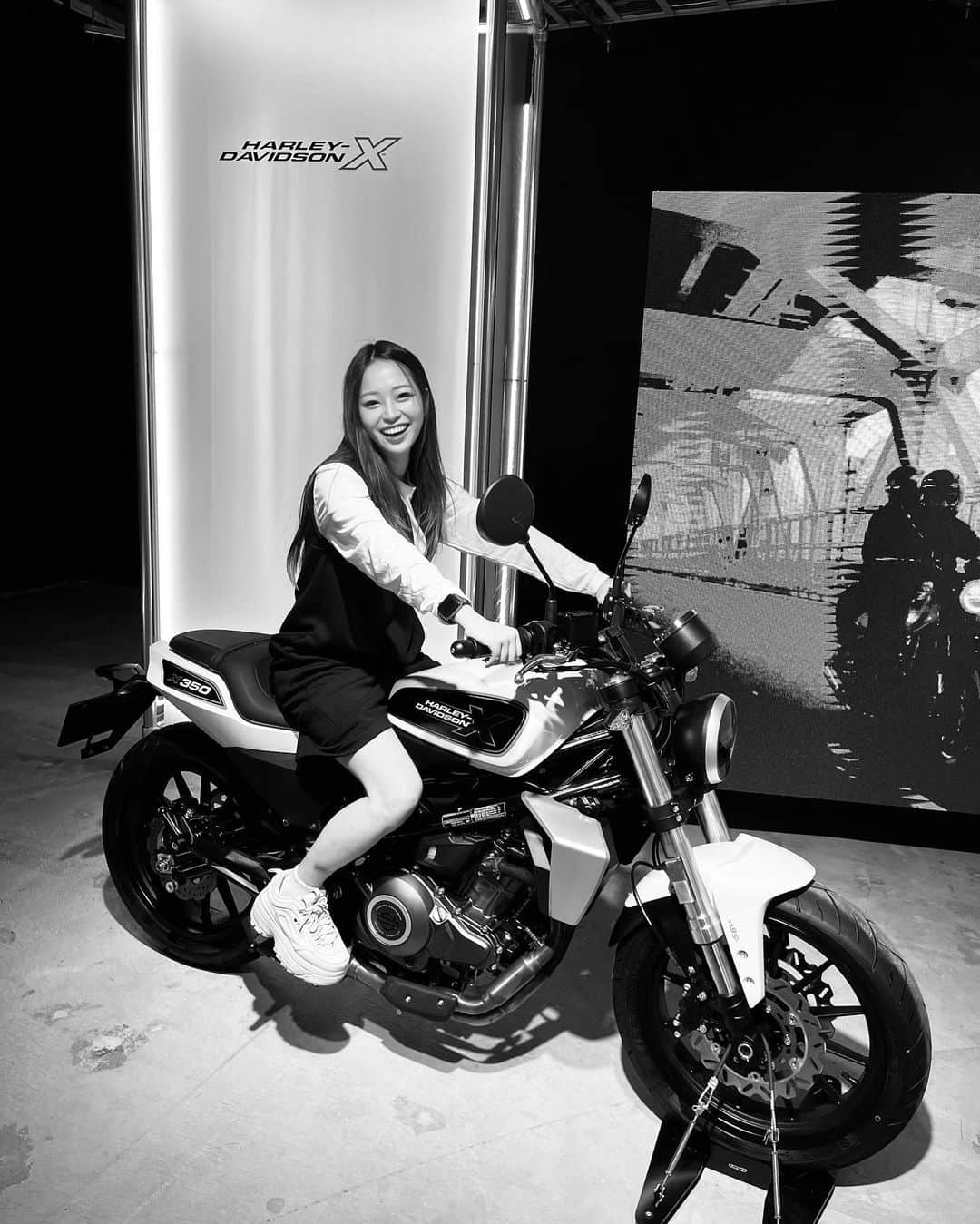KEIさんのインスタグラム写真 - (KEIInstagram)「紅葉ツーリングにいきたいですね🏍️🍁  大好きなバイクに跨ったら自然と笑みが溢れました。笑  #HarleyDavidson #バイク女子」10月25日 18時36分 - kei_oktwins