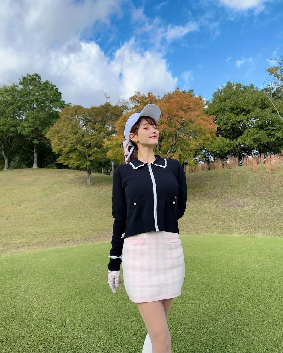 MAYUさんのインスタグラム写真 - (MAYUInstagram)「. この前のゴルフ、暑くなったり寒くなったり 天気が難しい日だったなぁ🤨😵☁️🍂 かわいい羽織物があると こういう時にとっても助かる！！🫶🏻✨ . 私服として着ても違和感なくて とってもかわいいの！ さりげなくパールがついてるところがツボ🤍 @fairliar_official  また韓国に大量買いしに行きたいショップの１つ🤩🤍 . . 寒暖差があると服装の調節とか難しいけど、、 このゴルフの次の日体調が少し悪くなっちゃって 1日中横になってたから、 みんなも体調管理には気をつけてね🥹 ちなみに今はもう元気もりもりですっ✊🏻❤️‍🔥 . . #ゴルフ女子#ゴルフウェア#ゴルフ#ゴルフ5カントリーオークビレッヂ#golf#golfwear#golflife#golfaddict#golfclub#golfcourse#fairliar#fairliargolfwear#골프#골프스타그램#골프패션#골프스윙#페어라이어」10月25日 18時38分 - mayu.kina_golf