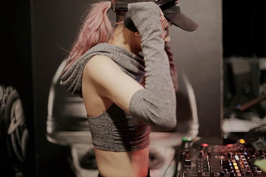 中川友里のインスタグラム：「好きな事で生きていく🍑  #dj  @dr_tommy さんの　#futuredelicnight  20周年に参加させていただきました🎧🎼🎹 20周年おめでとうございます🎊㊗️  @ortokyoofficial」