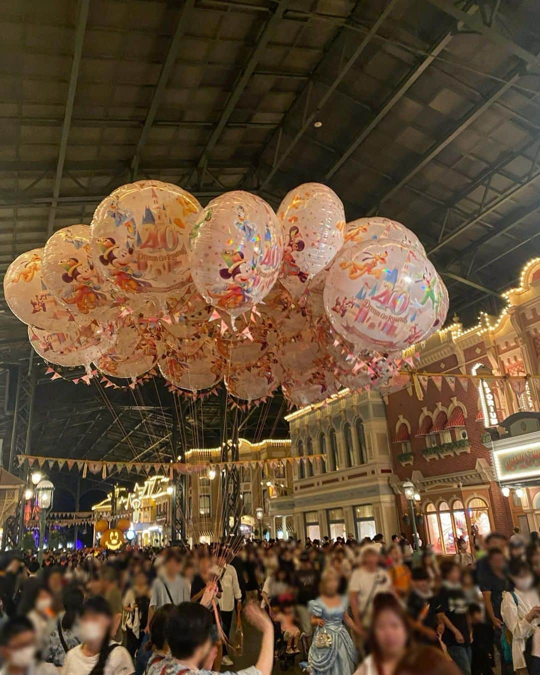 藤森マリナのインスタグラム：「親友３人からのの誕生日プレゼントで 9年ぶりのディズニーランド🎃🎈✨ ありがとう🩷 #tokyodisneyland」