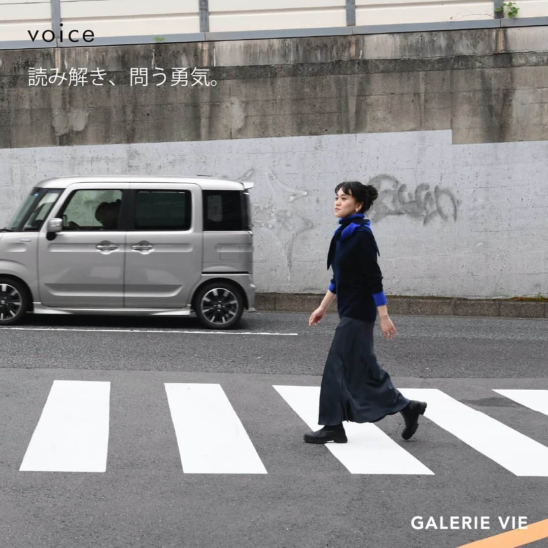 GALERIE VIEさんのインスタグラム写真 - (GALERIE VIEInstagram)「. voice vol.12 ／ Yuzu Murakami ⁡ 読み解き、問う勇気。 ⁡ ギャルリー・ヴィーのスタンダードアイテムをご着用いただき､ 多様な分野で活動する方々にインタビューをする“voice”｡ ものづくりに込めたこだわりについて語る、作り手の声とともにお届けします｡ ⁡ 美術批評、写真研究を行う第12回のゲスト・村上由鶴さんの初の単著 『アートとフェミニズムは誰のもの？』（光文社新書）は、 作者と鑑賞者、それらを取り囲む社会との間に溝が生まれつつある「アート」と 一人一派と言われるほどに細分化した「フェミニズム」をあらためて紐解く入門書です｡  この2つの概念は、重要度は増しながらも実態がわかりづらくなっています｡ しかし、本来は「自分ごと」あるいは「みんなのもの」としてもっと活用できるはず｡ そのための第一歩となる、知識を整理して読み解こうとする視点と 自分なりの問いを持つ勇気について、村上さんに聞きました｡ ⁡ ストーリーズアーカイブ"voice"よりご覧ください。 ⁡ @yuzu_murakami  #村上由鶴 さん #yuzumurakami #galerievie  #voice」10月25日 18時49分 - galerievie_jp