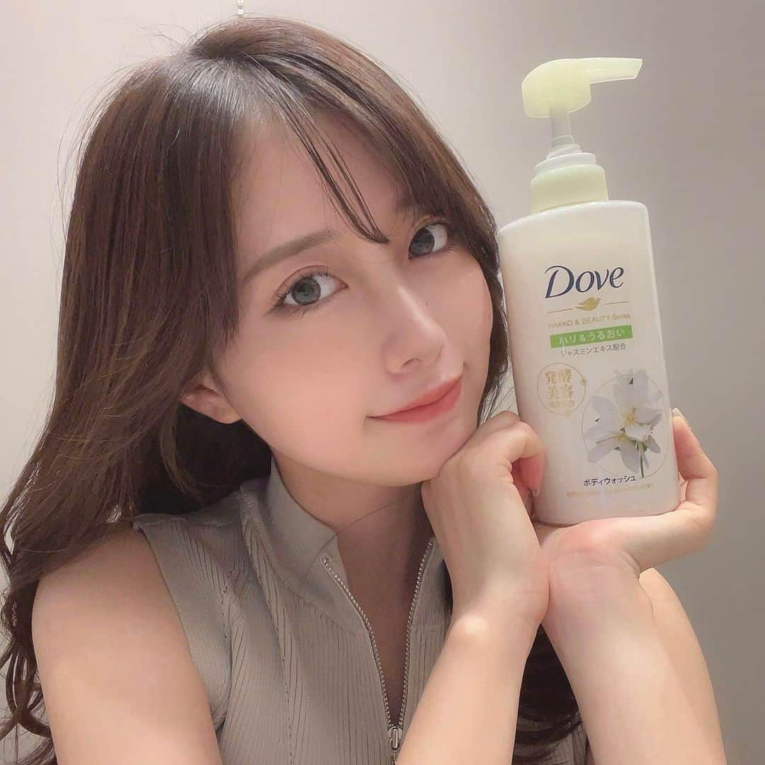 MIYUさんのインスタグラム写真 - (MIYUInstagram)「@dove 🫧 ボディウォッシュ　発酵&ビューティーシリーズ　ハリ&うるおい🍃  2種類の発酵美容成分*が配合されていて、自宅でも贅沢ケアができる🏠 *アセロラチェリー発酵液、乳酸桿菌／ザクロ果実発酵エキス：保湿成分  今回の使用で3本目になりますが、使用感が良いことはもちろん何より香りに癒されるから好き🛁  全国のドラッグストアやECサイトで手に入れることができるよ! 10月20日から11月5日までダヴの公式Xアカウントをフォローして、試してみたいボディウォッシュとスクラブのセットをハッシュタグをつけて引用リポストすると、 抽選で100人に希望のセットがあたるキャンペーンがあるみたい💭 ぜひそちらもチェックしてみてね✔️  #PR #ダヴ #本気透明肌計画 #ダヴボディウォッシュ #ボディソープ #ジャスミンの香り」10月25日 18時49分 - miyu__.oo