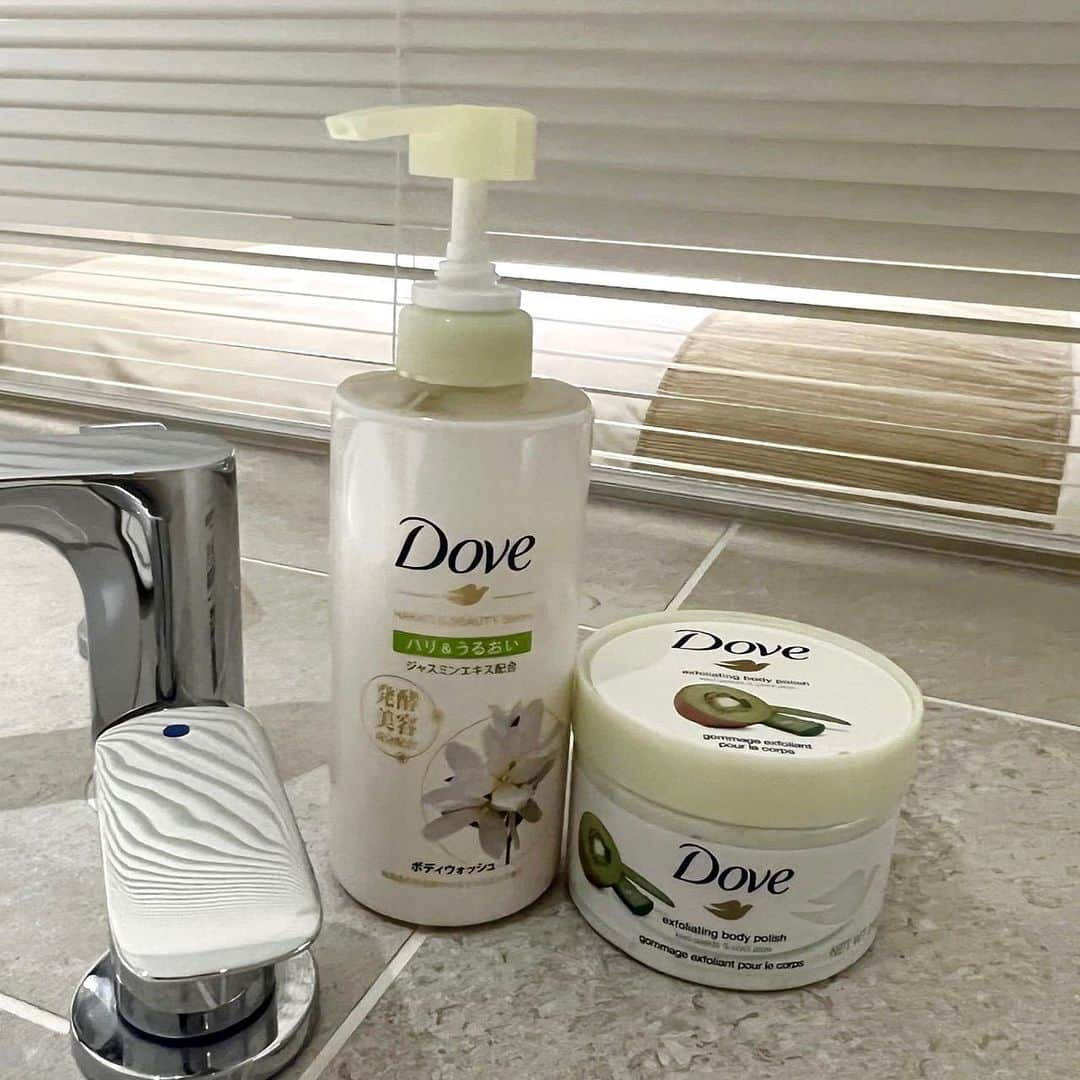 MIYUさんのインスタグラム写真 - (MIYUInstagram)「@dove 🫧 ボディウォッシュ　発酵&ビューティーシリーズ　ハリ&うるおい🍃  2種類の発酵美容成分*が配合されていて、自宅でも贅沢ケアができる🏠 *アセロラチェリー発酵液、乳酸桿菌／ザクロ果実発酵エキス：保湿成分  今回の使用で3本目になりますが、使用感が良いことはもちろん何より香りに癒されるから好き🛁  全国のドラッグストアやECサイトで手に入れることができるよ! 10月20日から11月5日までダヴの公式Xアカウントをフォローして、試してみたいボディウォッシュとスクラブのセットをハッシュタグをつけて引用リポストすると、 抽選で100人に希望のセットがあたるキャンペーンがあるみたい💭 ぜひそちらもチェックしてみてね✔️  #PR #ダヴ #本気透明肌計画 #ダヴボディウォッシュ #ボディソープ #ジャスミンの香り」10月25日 18時49分 - miyu__.oo