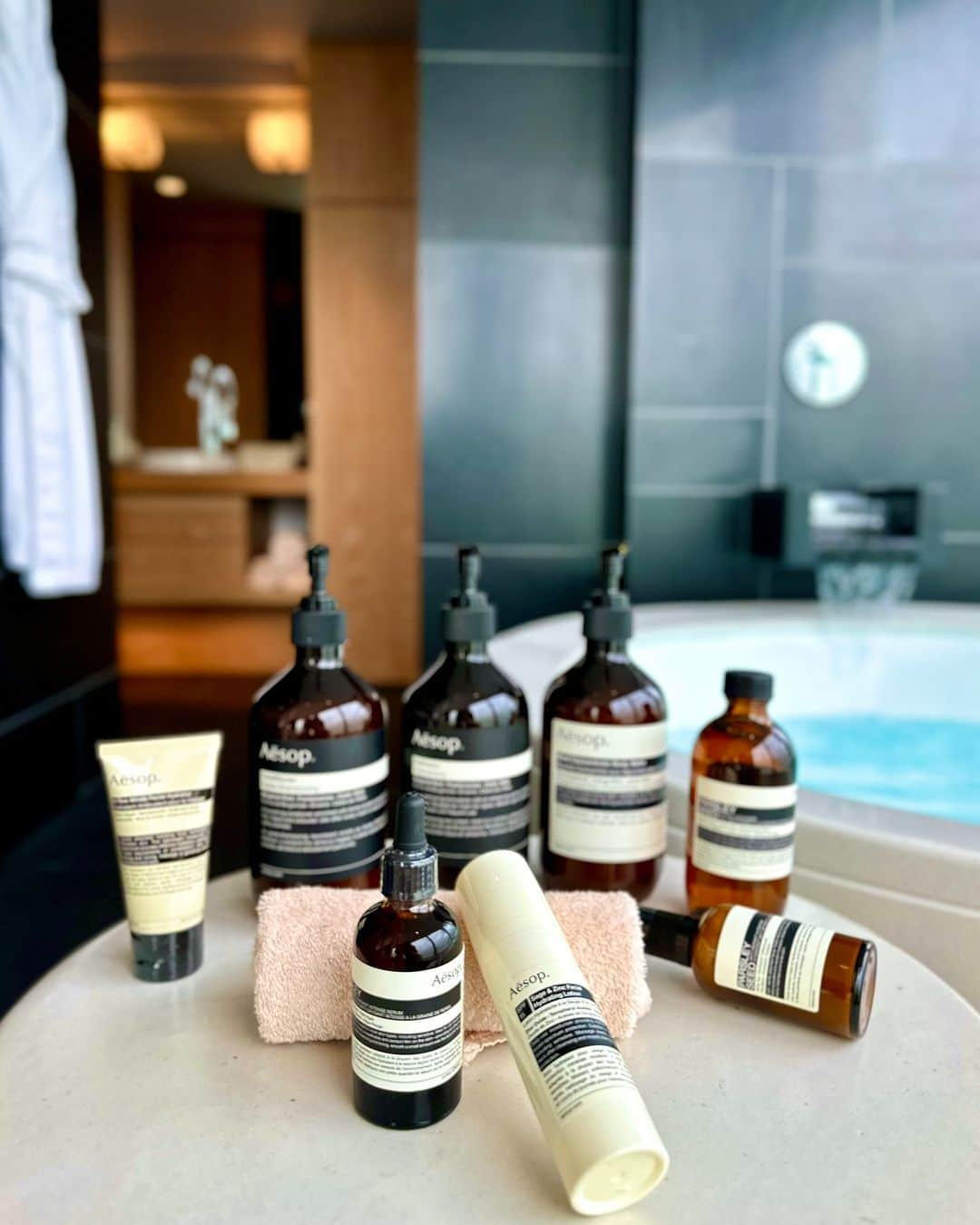 Andaz Tokyo アンダーズ 東京のインスタグラム：「アンダーズ 東京では、全ての客室で #Aesop のバスアメニティをご利用いただけます。厳選された素材で作られた自然の恵みを感じるアイテムで、旅行中のリラックスタイムをお楽しみください。この度、アンダーズ 東京37階のAO スパ＆クラブでもイソップのアイテムをお買い求めいただけるようになりました。ぜひご利用ください😉  At Andaz Tokyo, #Aesop bath amenities are available in all guest rooms and suites. Enjoy a relaxing time during your stay with natural and refreshing fragrances. In addition, we are pleased to announce that Aesop items are now available for purchase at AO Spa & Club on the 37th floor of Andaz Tokyo. We look forward to welcoming you soon!😉」