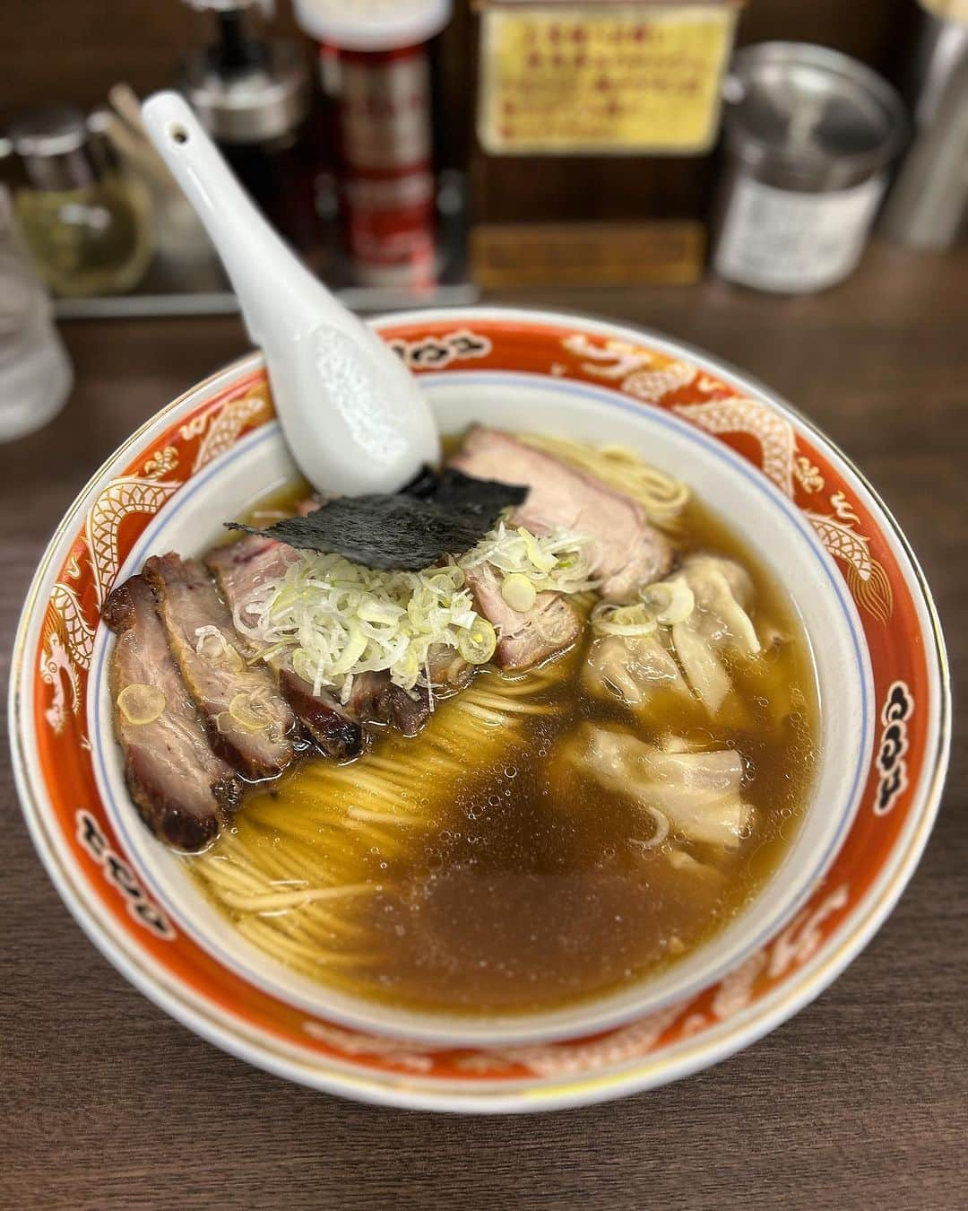 梅田啓介のインスタグラム：「支那そばかづ屋サイコー  #麺がきれい  #うまい #東京ラーメン #目黒ラーメン」