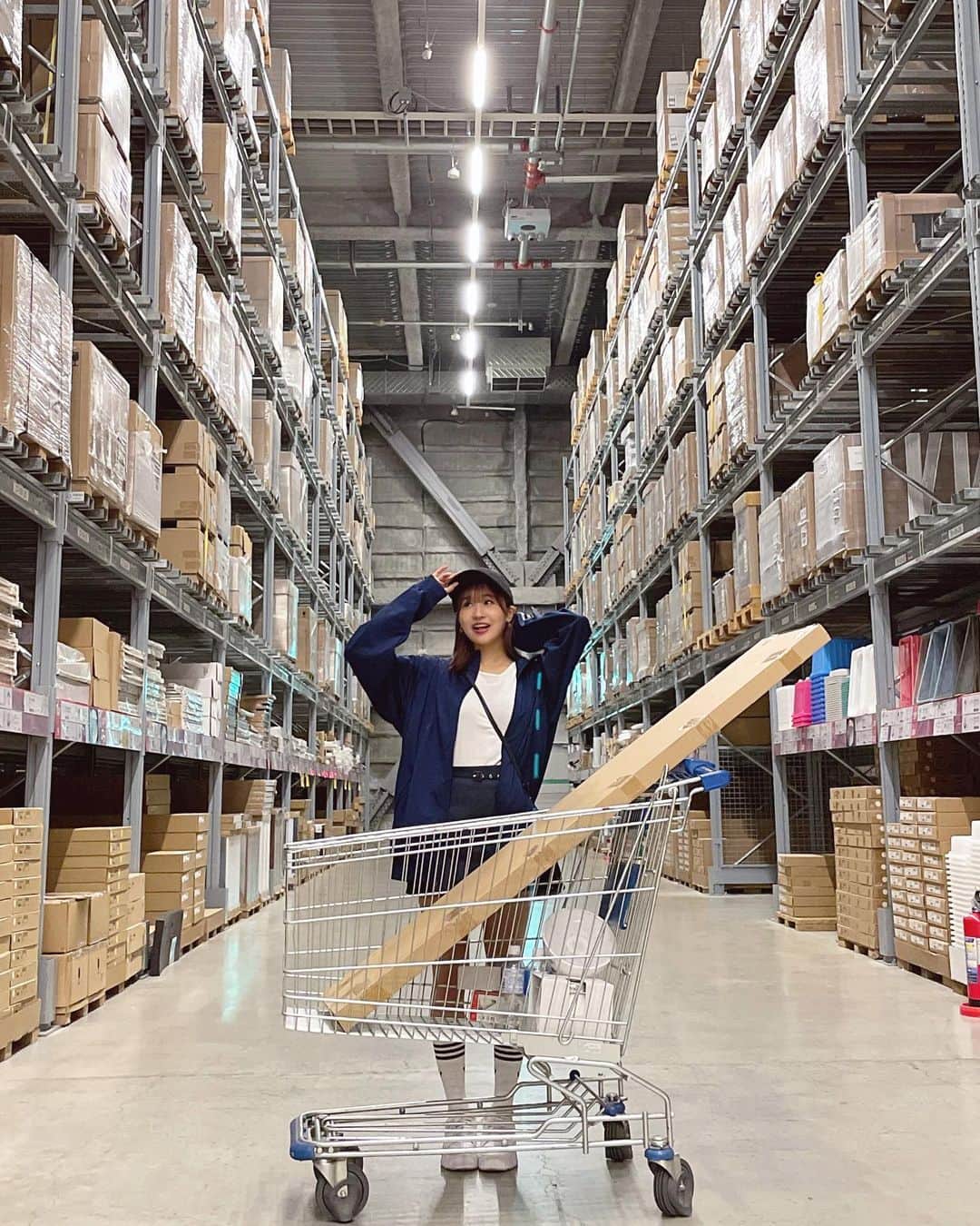 岩間妃南子さんのインスタグラム写真 - (岩間妃南子Instagram)「・ ・ ・ IKEAって何時間でもいれる🤣🤍💙💛 ご飯もおいしいし、家具全部かわいいし、安いし、 いいことしかない💭  しかも立川のIKEAってこんな大きい倉庫あるんだよ、すごくない！  ちなみに、プラントボールめっちゃ食べる！笑 ・ ・ ・ #ikea #イケア」10月25日 18時42分 - hinako.1116