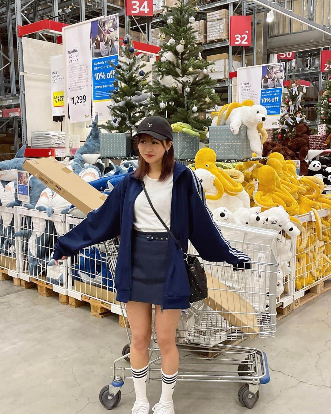 岩間妃南子さんのインスタグラム写真 - (岩間妃南子Instagram)「・ ・ ・ IKEAって何時間でもいれる🤣🤍💙💛 ご飯もおいしいし、家具全部かわいいし、安いし、 いいことしかない💭  しかも立川のIKEAってこんな大きい倉庫あるんだよ、すごくない！  ちなみに、プラントボールめっちゃ食べる！笑 ・ ・ ・ #ikea #イケア」10月25日 18時42分 - hinako.1116
