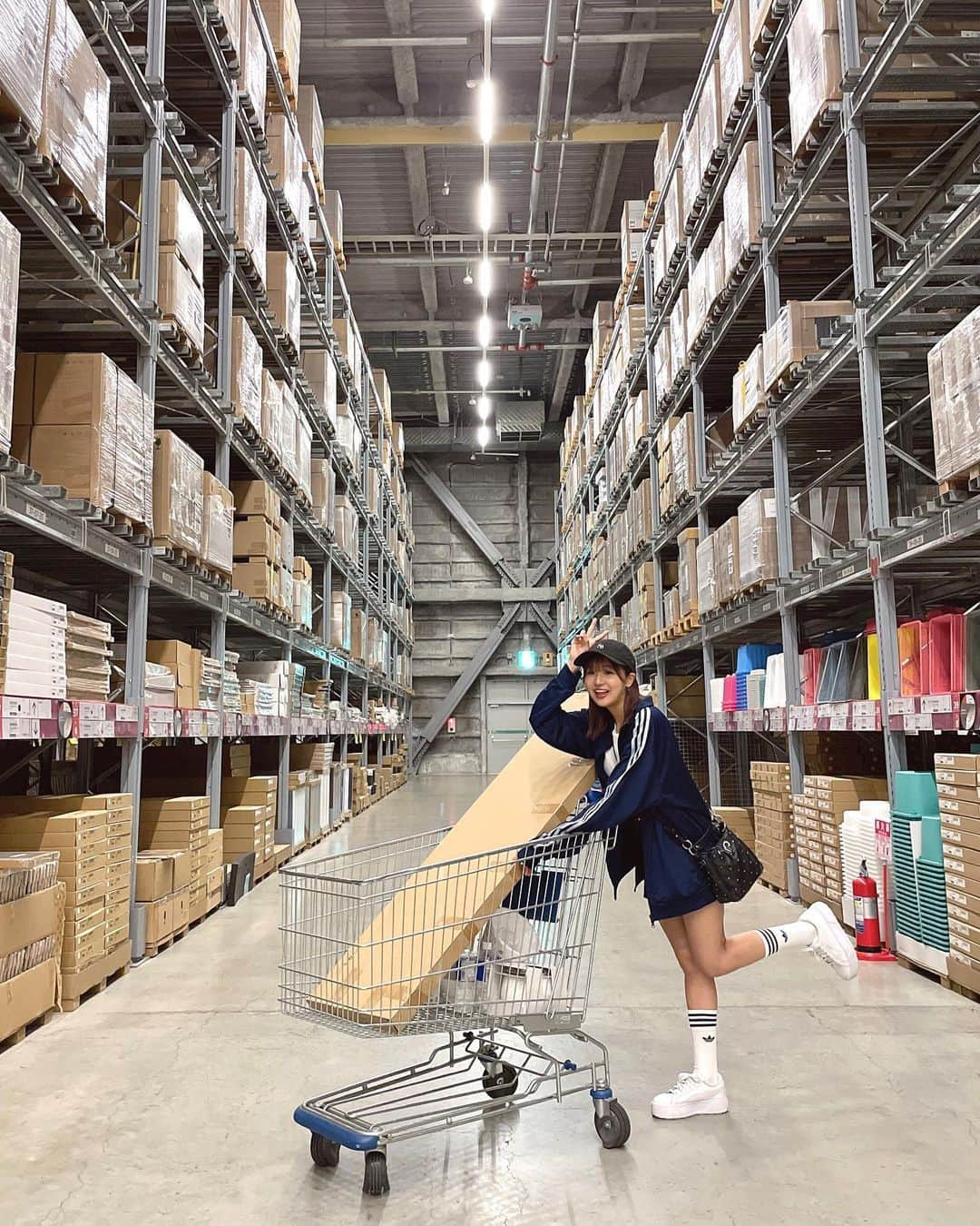 岩間妃南子のインスタグラム：「・ ・ ・ IKEAって何時間でもいれる🤣🤍💙💛 ご飯もおいしいし、家具全部かわいいし、安いし、 いいことしかない💭  しかも立川のIKEAってこんな大きい倉庫あるんだよ、すごくない！  ちなみに、プラントボールめっちゃ食べる！笑 ・ ・ ・ #ikea #イケア」