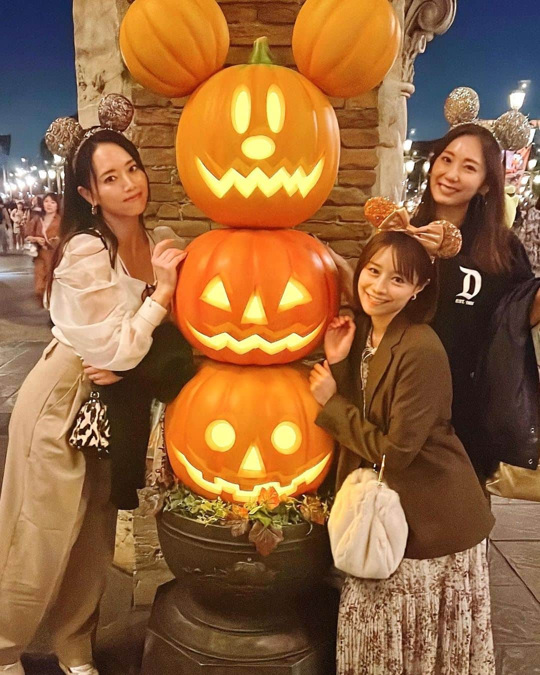 瑠川リナのインスタグラム：「ハロウィンディズニー🎃💓  あっきーさんとゆまちゃんと行けるなんて尊い...！！ 今も変わらず仲良くしてくれて私は幸せです🥺🫶  #恵比寿マスカッツ　 #disneysea #happyhalloween」